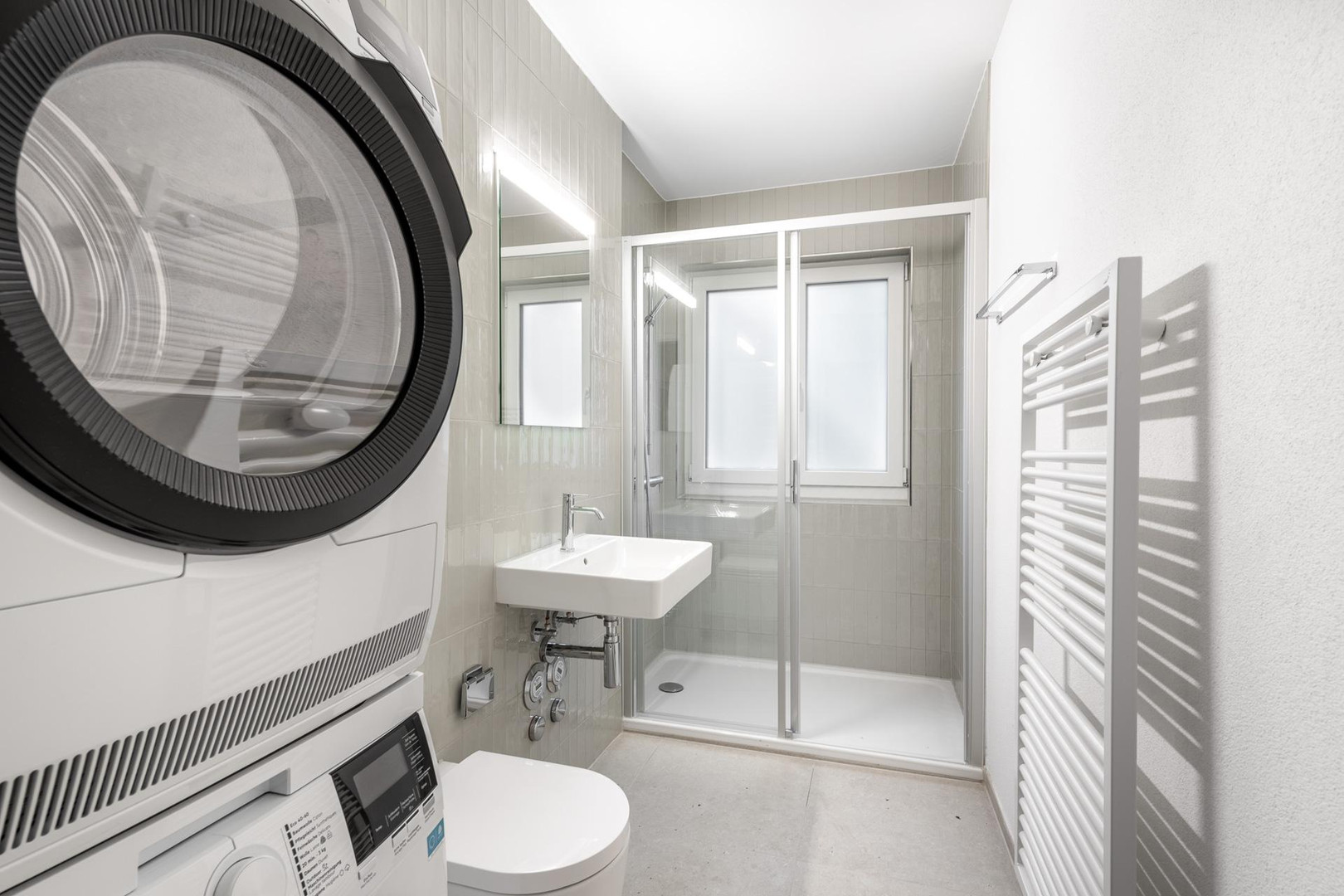 Kleines modernes Badezimmer mit Waschtrockner