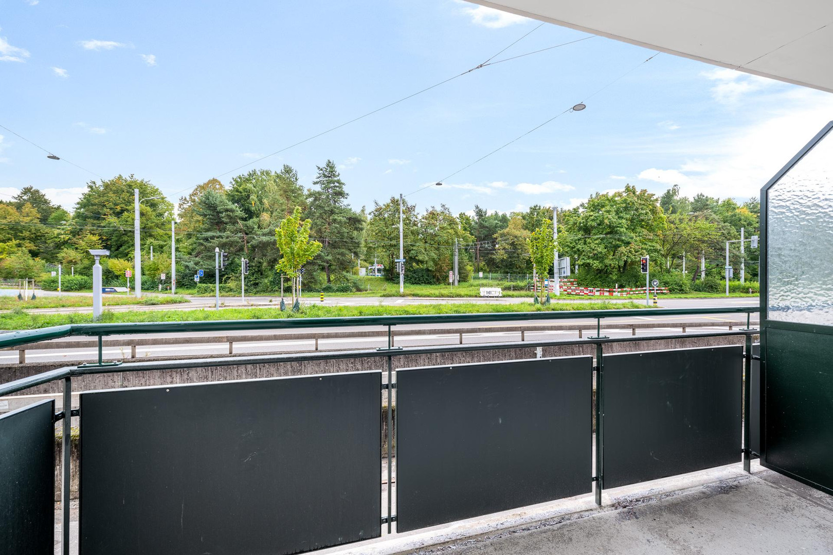 Balkon mit Straßenblick