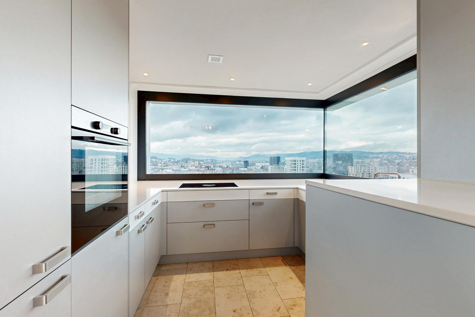 Moderne Küche mit Panoramafenster