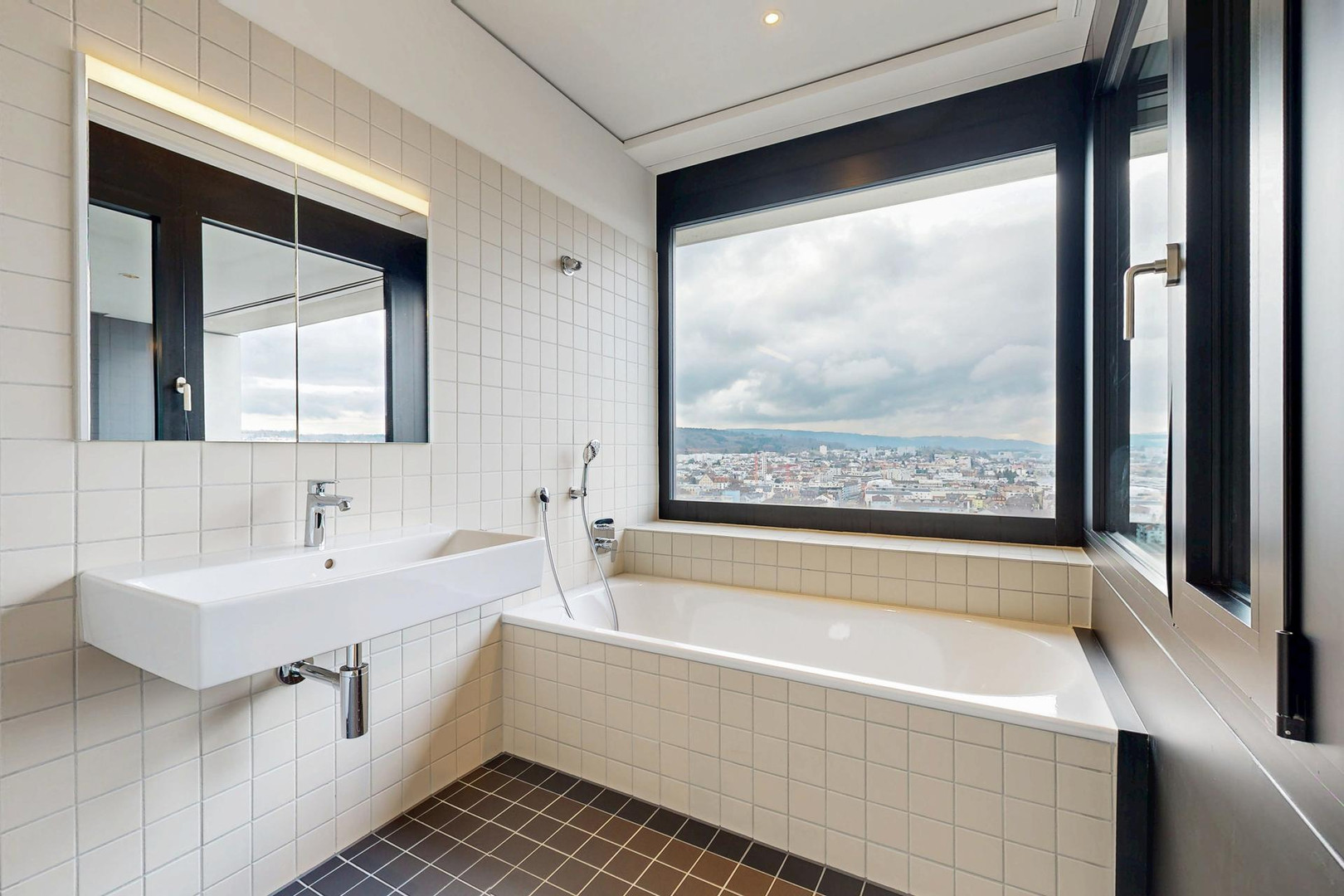 Modernes Badezimmer mit Wannenbad und Stadtblick