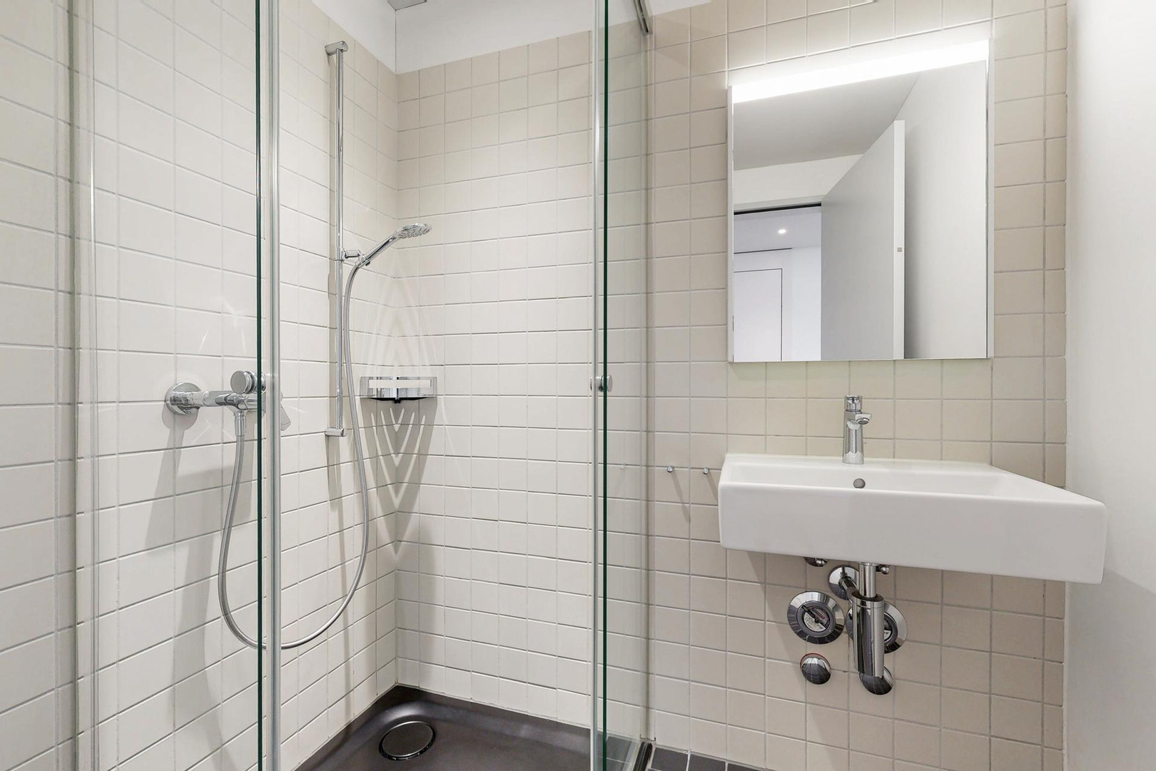 Modernes Bad mit Walk-in-Dusche und Waschtisch