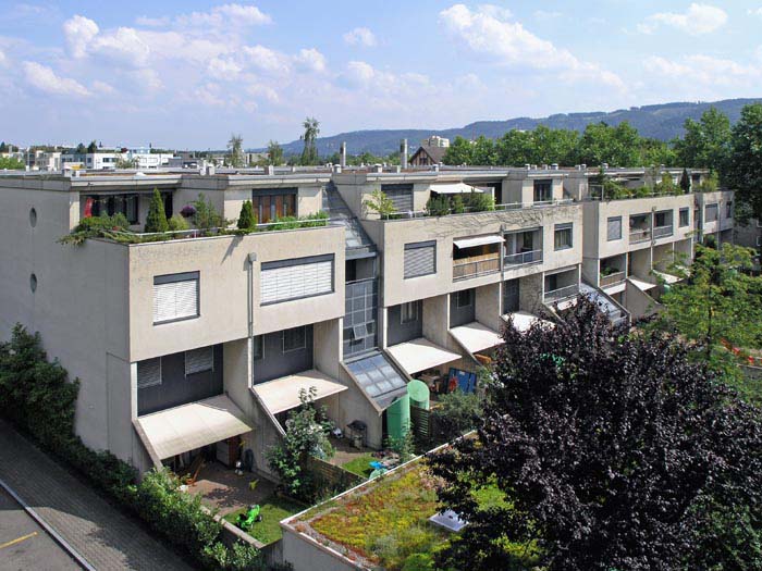 Moderne Reihenhausanlage mit begrünten Terrassen