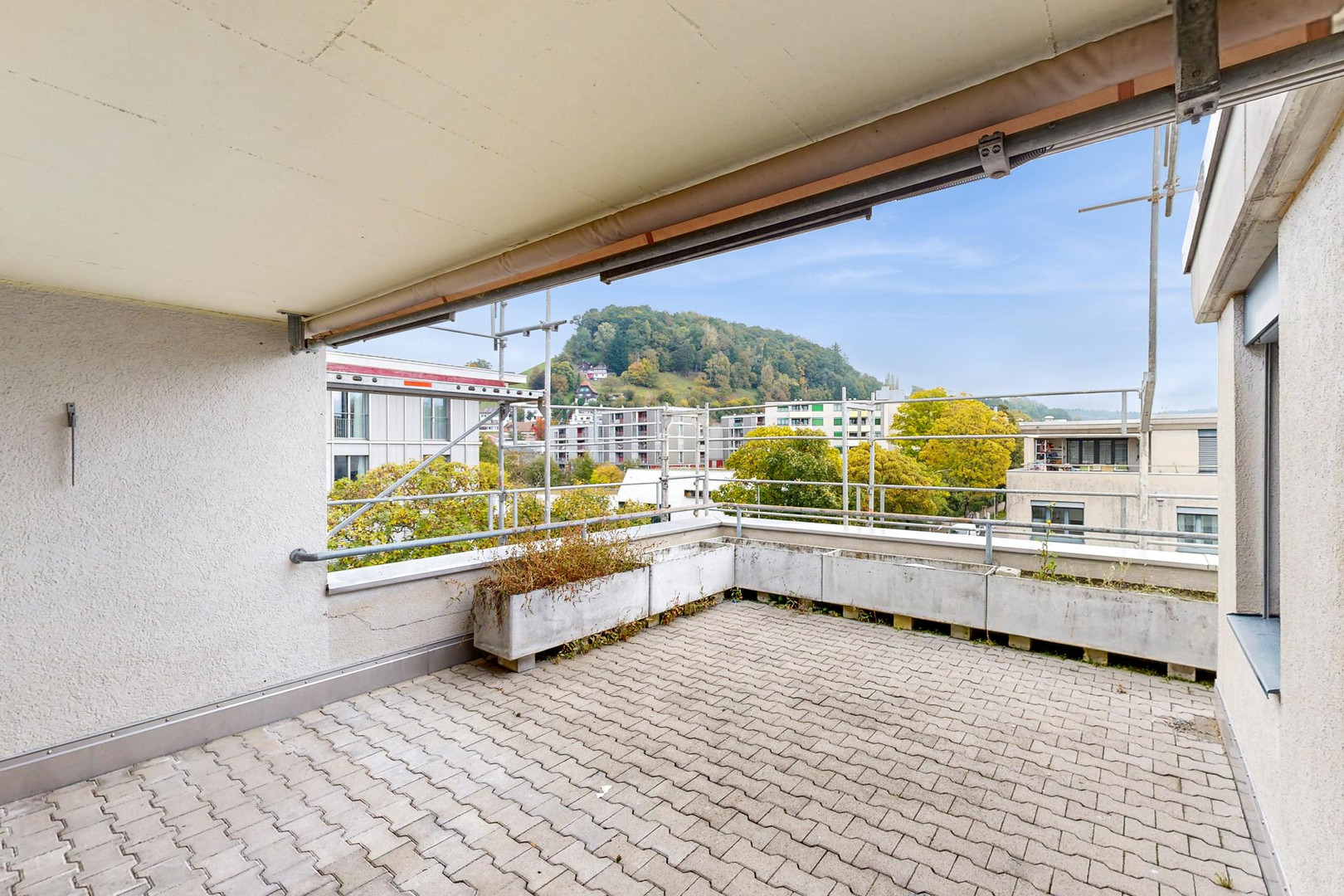 Überdachte Dachterrasse mit Stadt- und Bergblick