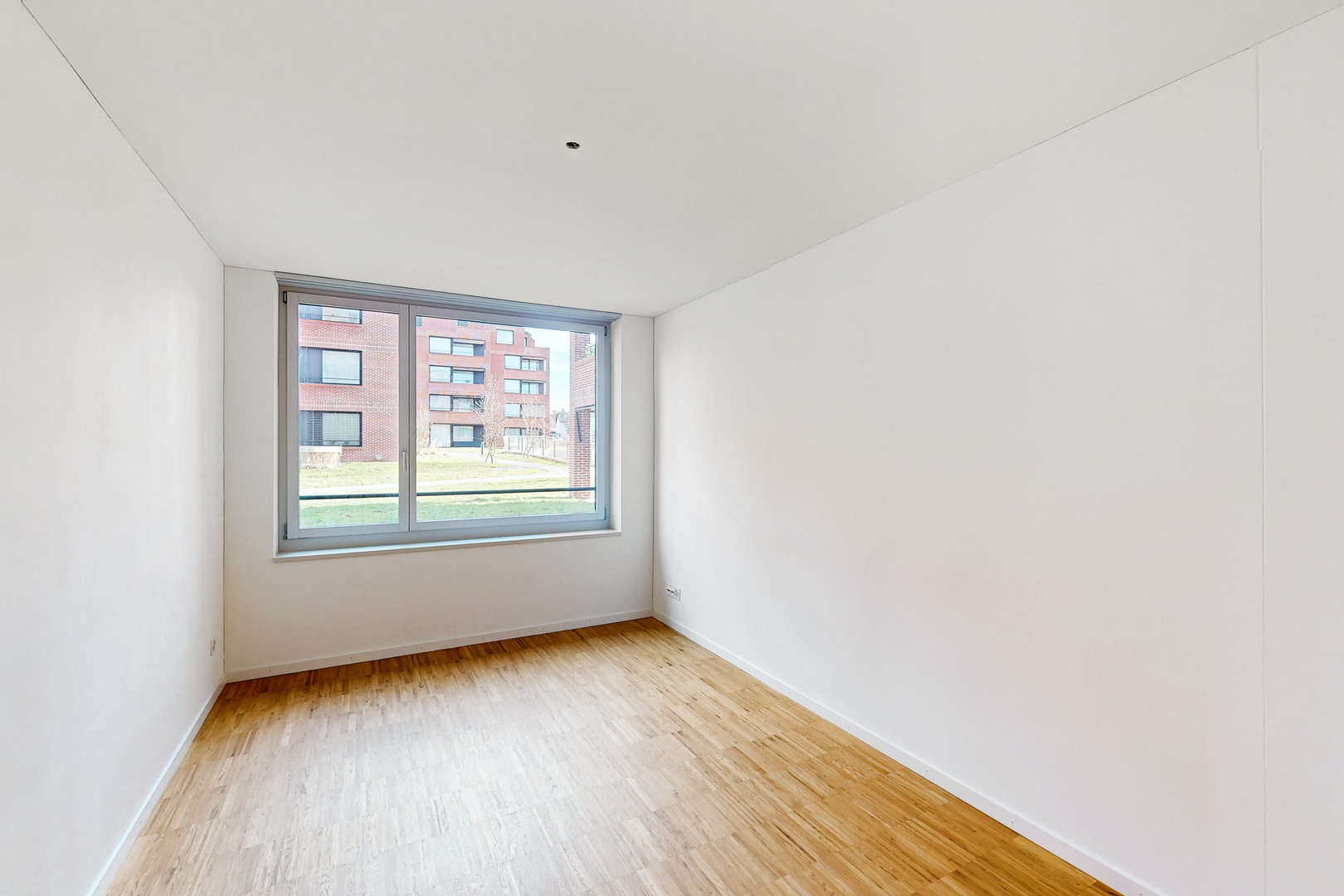 Heller leerer Raum mit großem Fenster