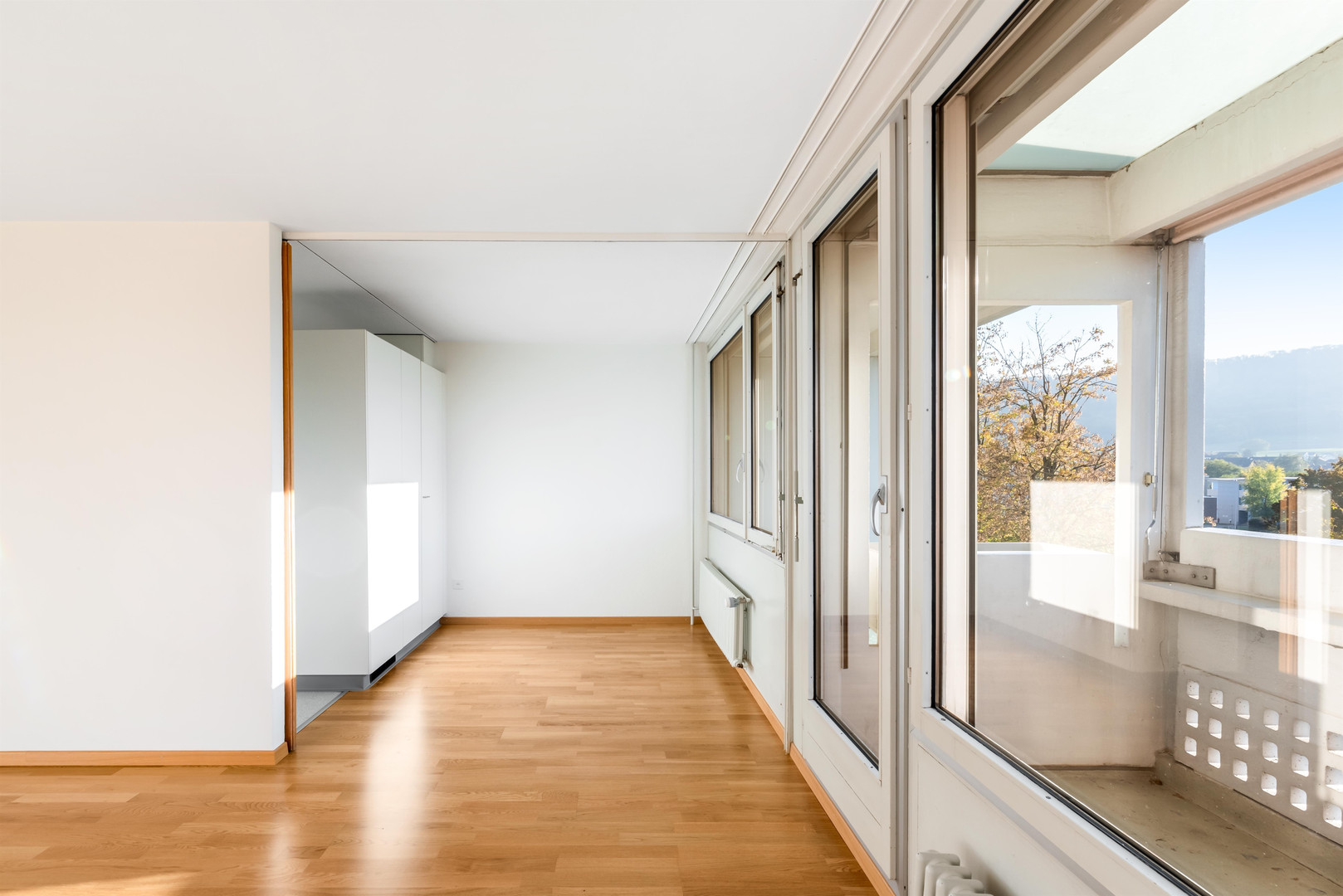 Heller Innenraum mit Balkon und Einbauschrank