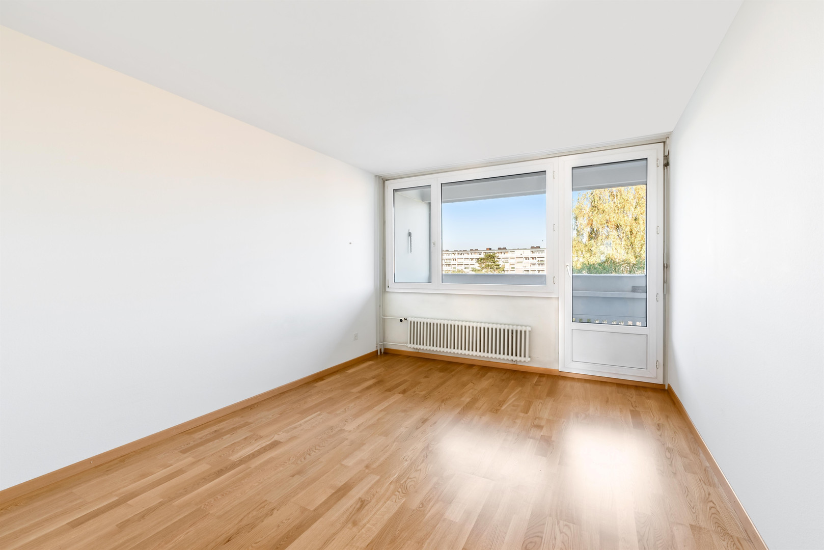 Helles, leeres Zimmer mit Balkonfenster