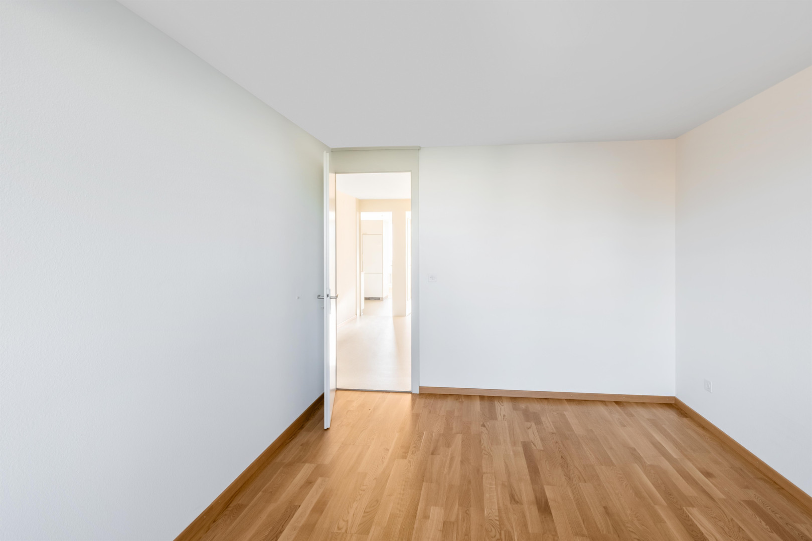 Heller leerer Innenraum mit Holzboden
