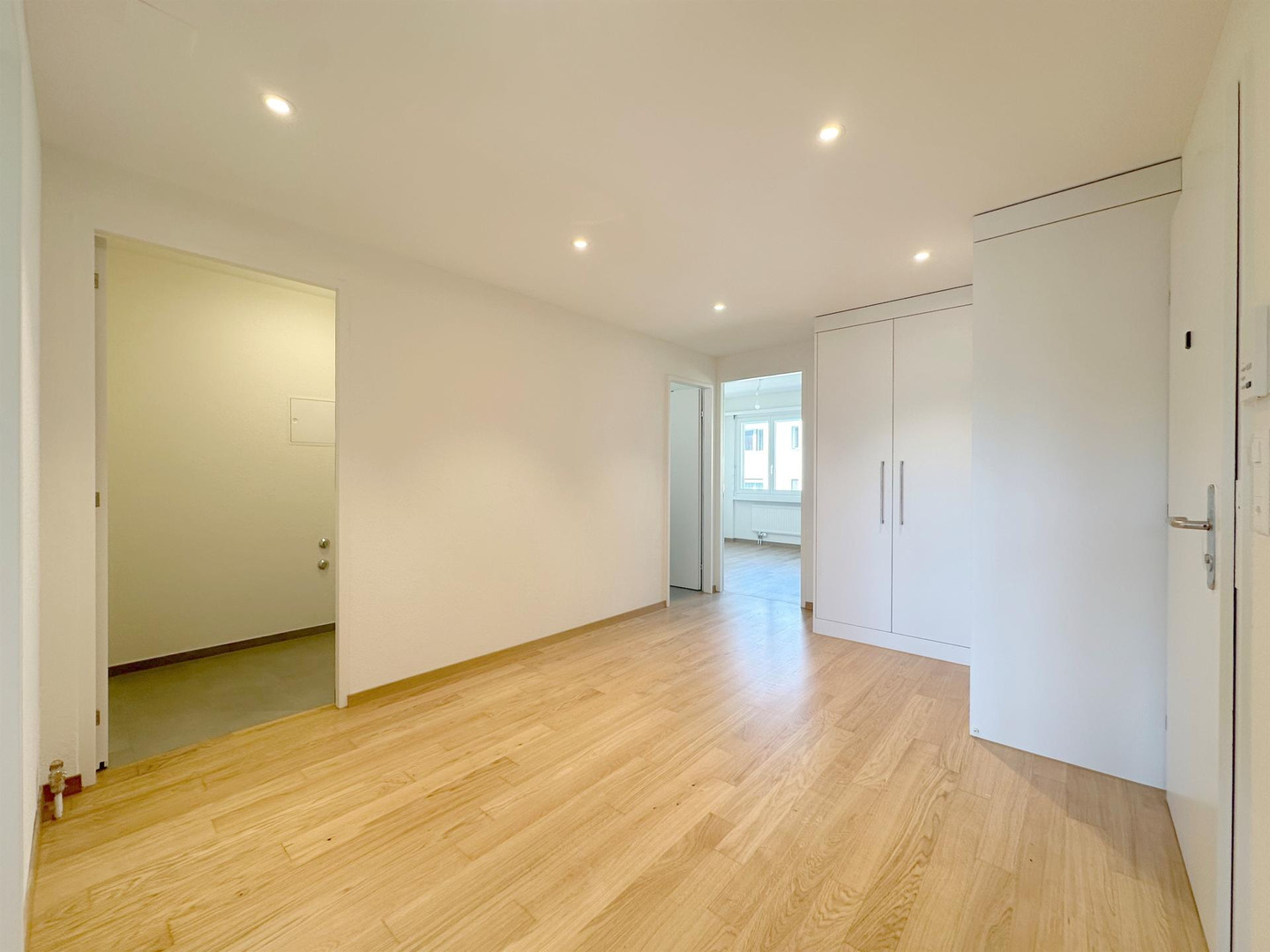 Heller leerer Wohnbereich mit Einbauschrank
