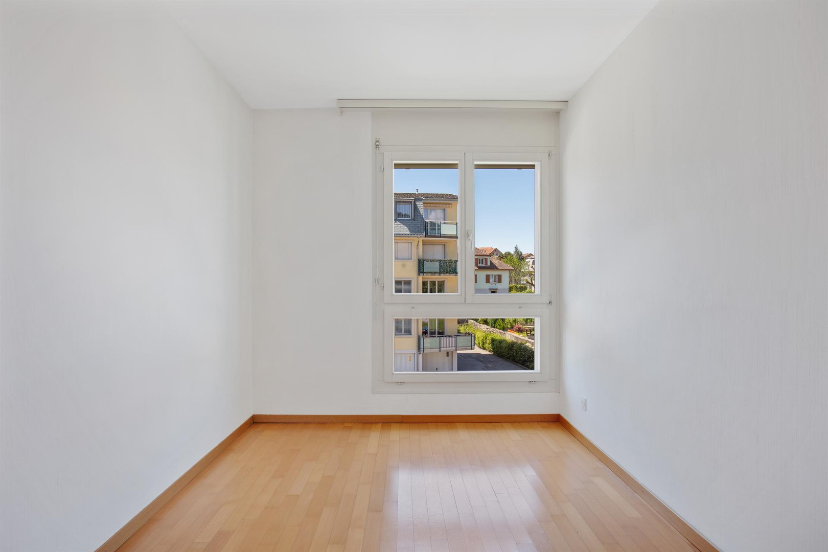 Leerer, heller Raum mit Fensterblick