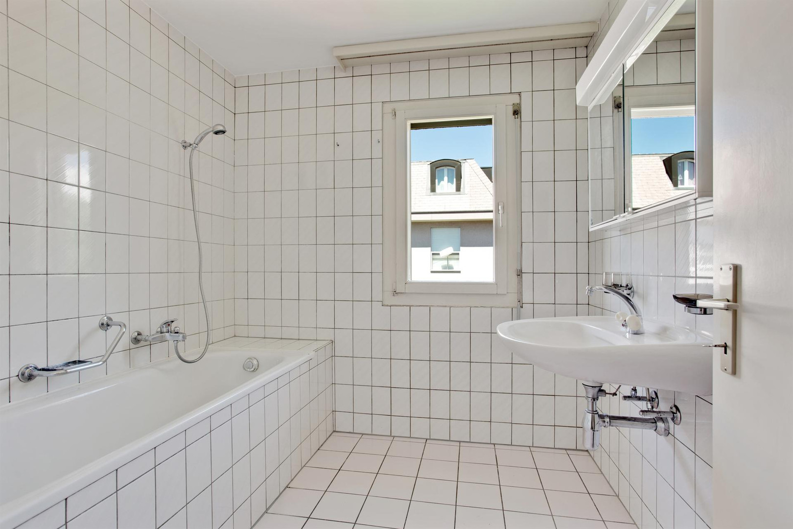 Helles Badezimmer mit Badewanne und Waschbecken