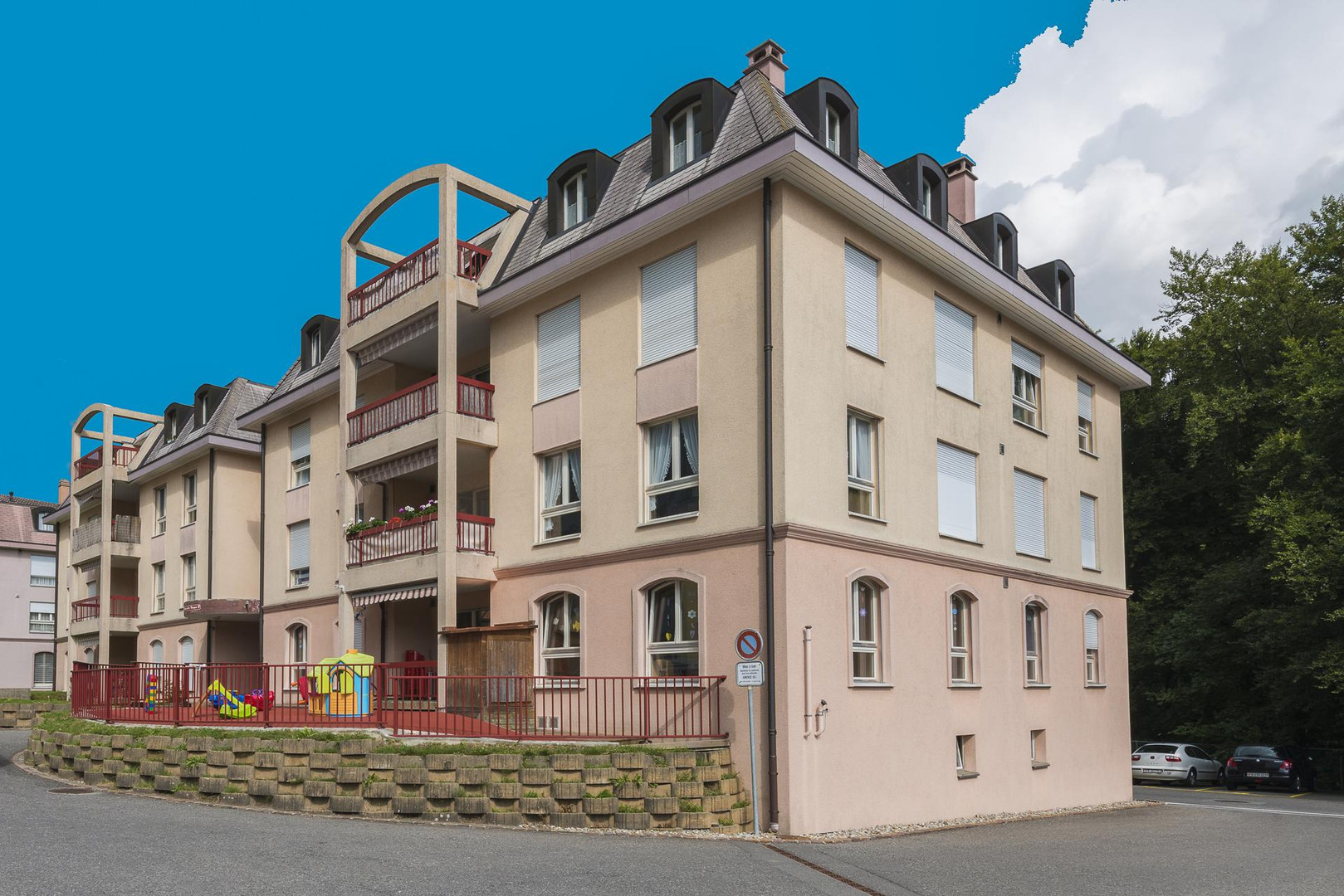 Mehrfamilienhaus mit Dachgauben und Balkonen