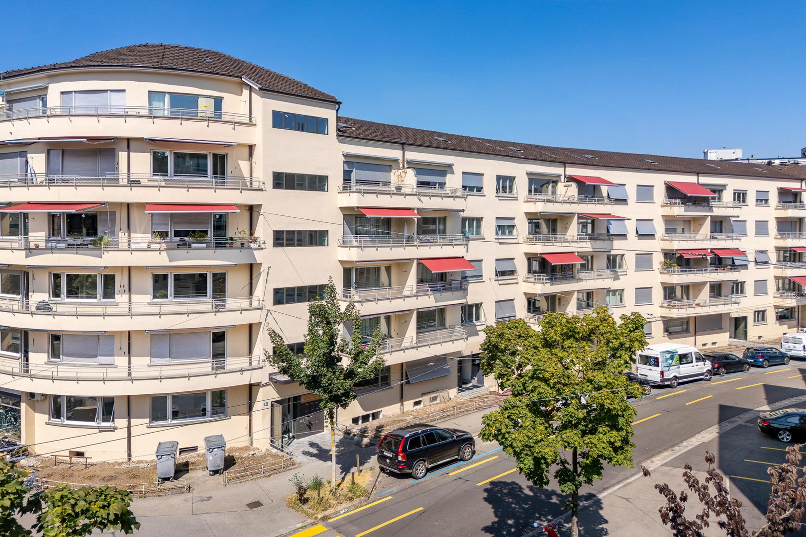 Wohnhaus mit Balkonen zur Straße