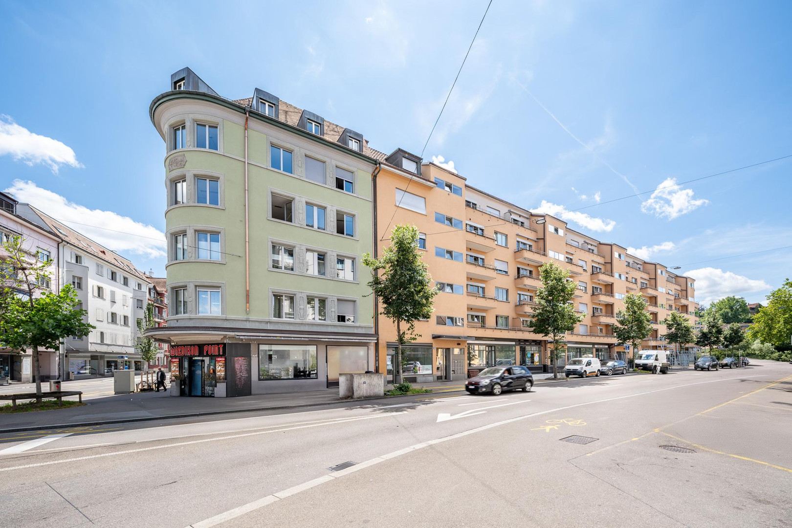 Städtische Straßenansicht mit Wohn- und Geschäftshausen
