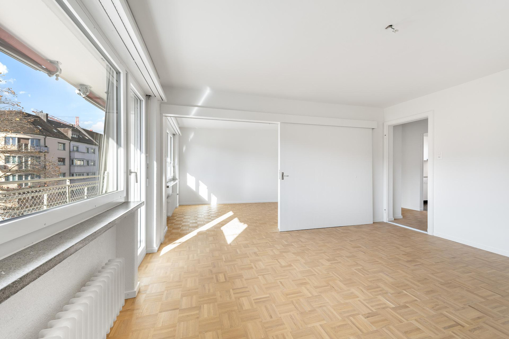 Heller leerer Wohnraum mit Balkonblick