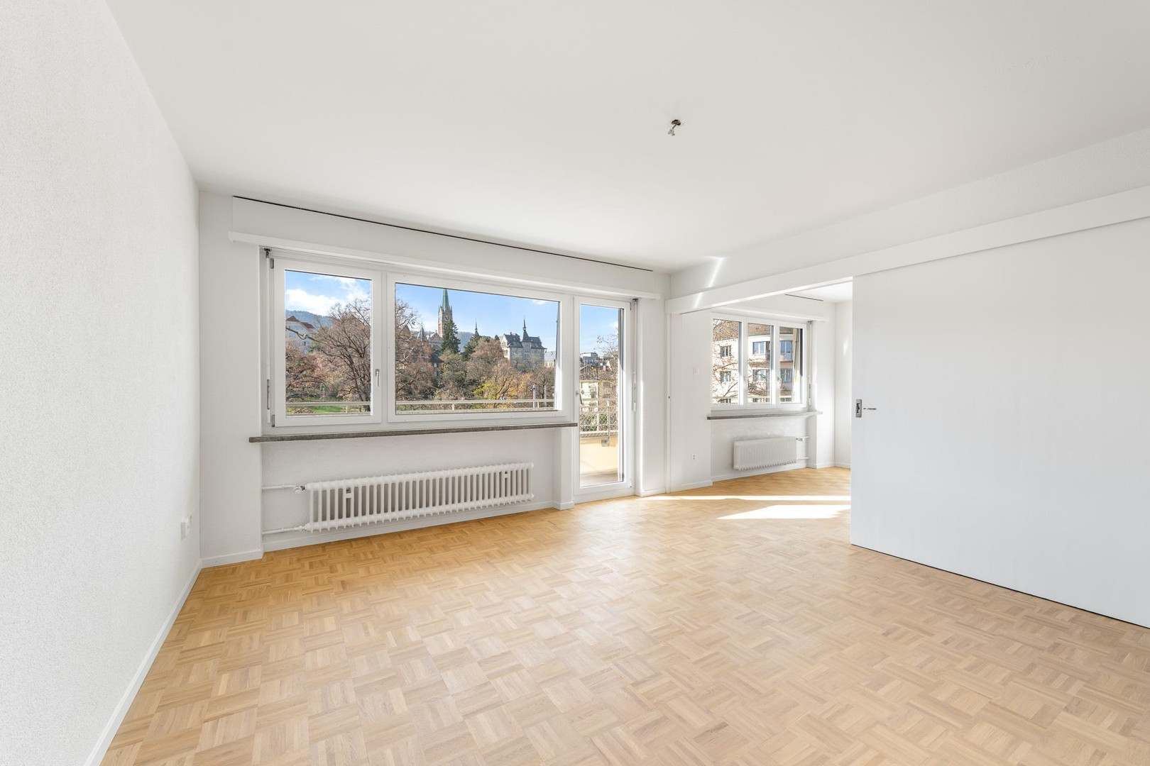 Heller leerer Wohnraum mit Ausblick
