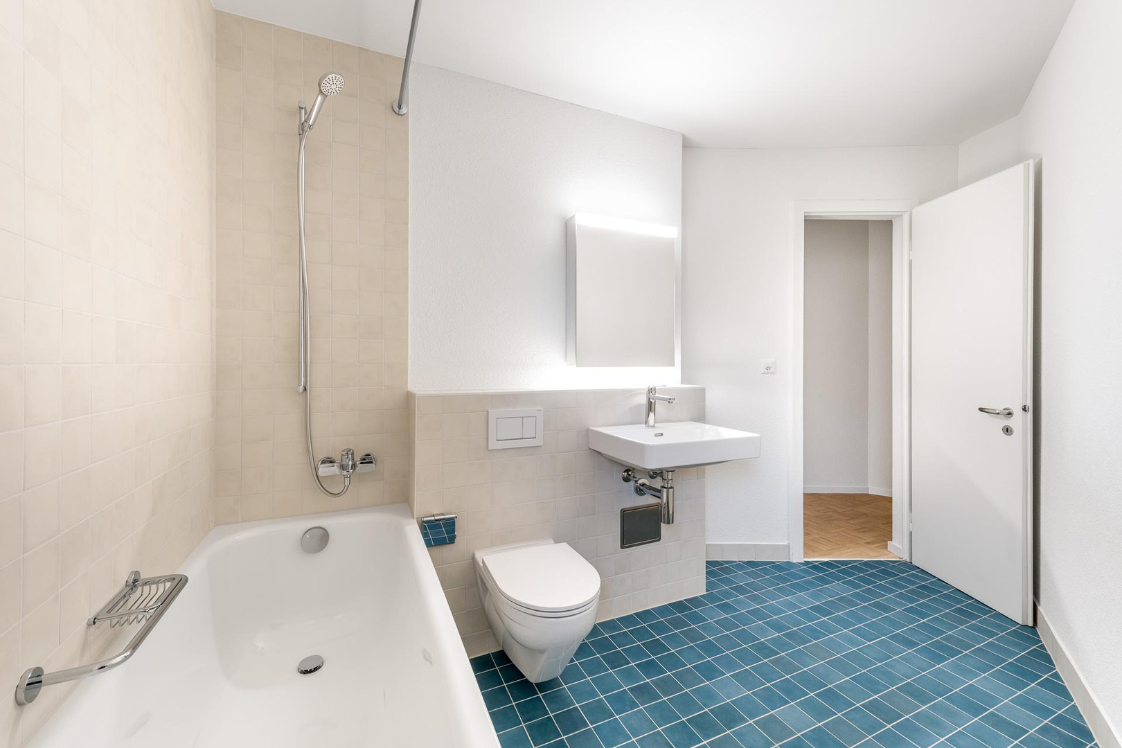 Modernes Badezimmer mit Wanne, Dusche, WC und Waschbecken
