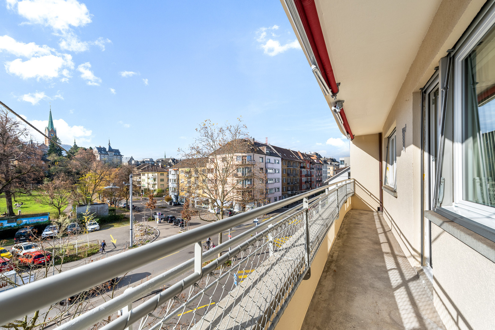 Balkon mit Stadtblick