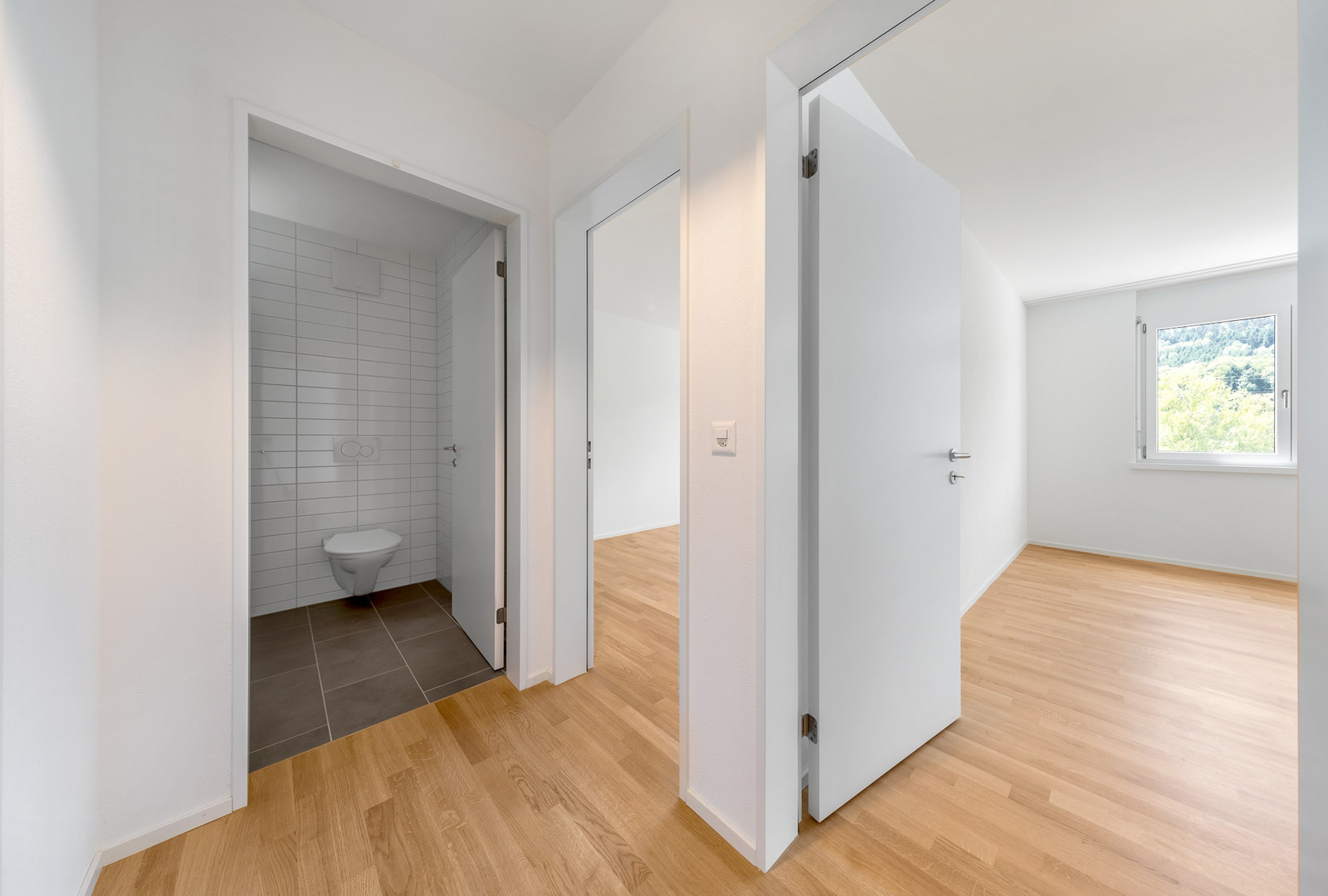 Heller Flur mit WC und zwei Türen