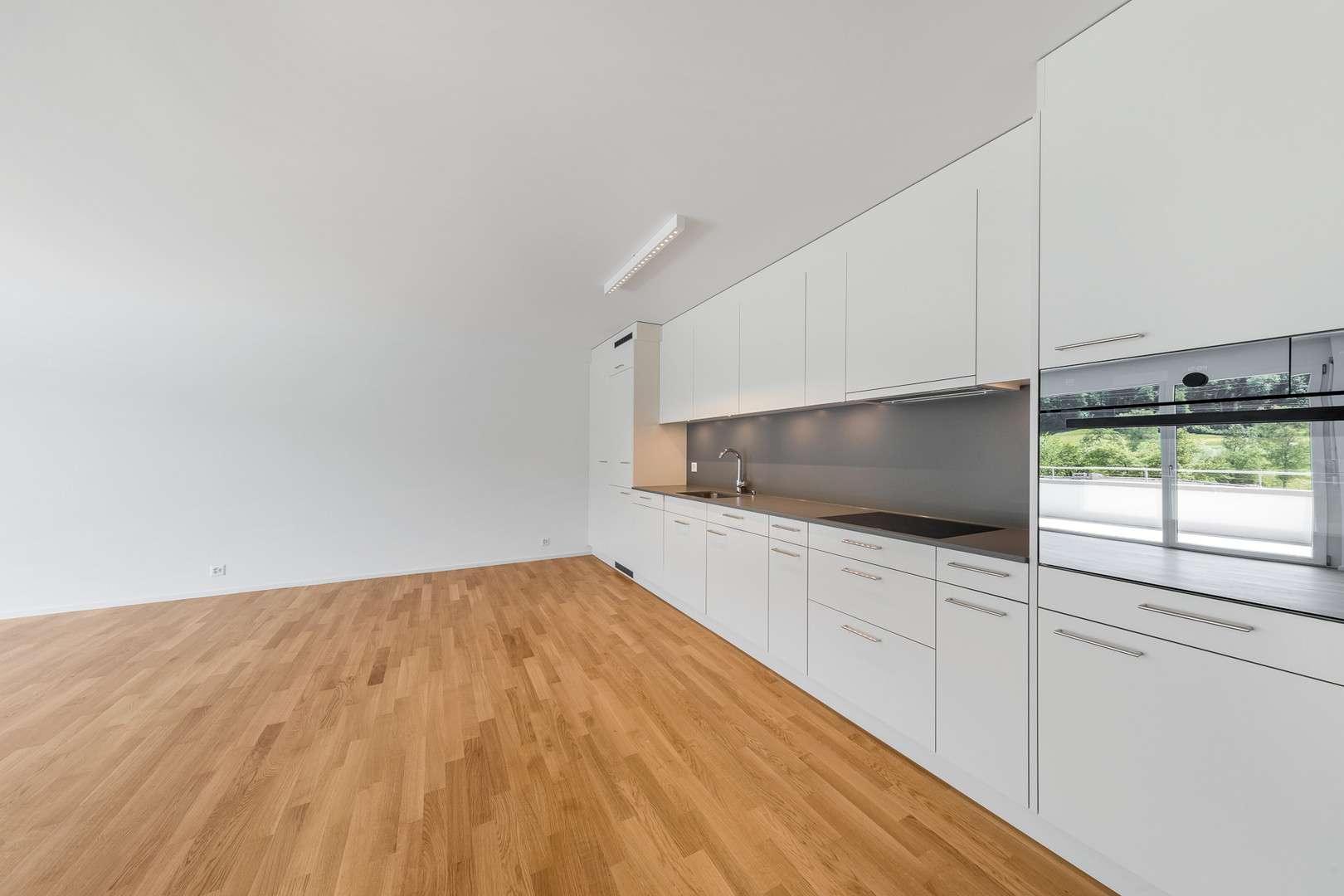 Moderne offene Küche mit hellem Holzfußboden