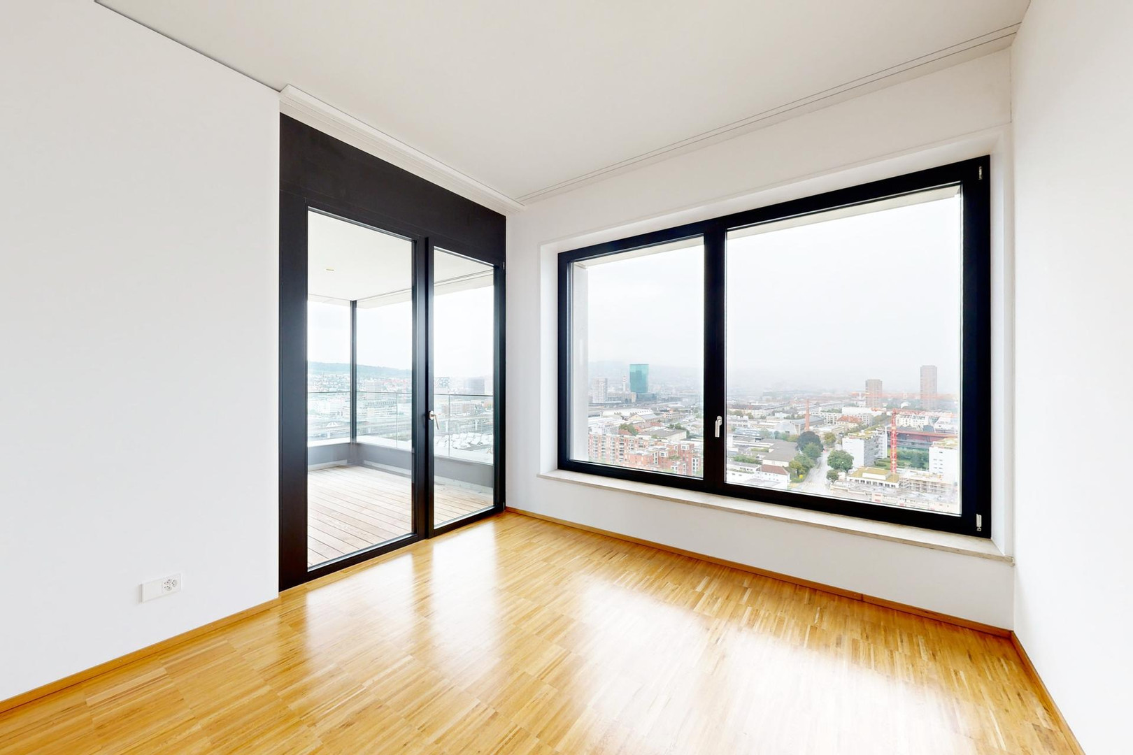 Helles Zimmer mit Stadtblick und Balkonzugang