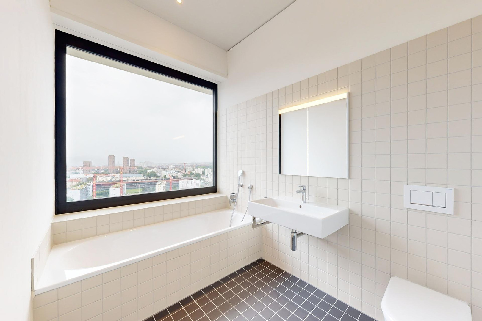 Modernes Badezimmer mit großem Fenster und Wanne