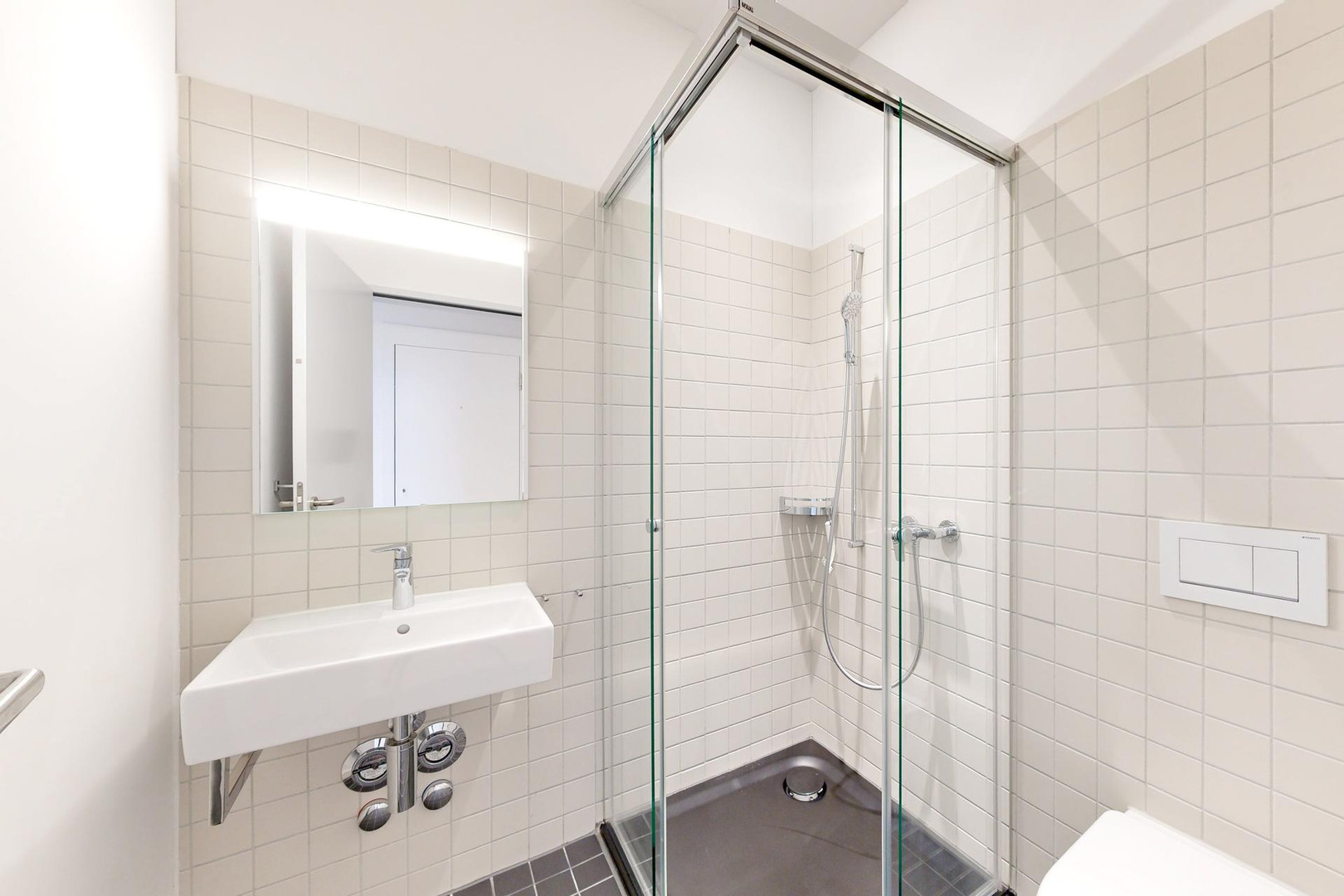 Kleines modernes Badezimmer mit Dusche