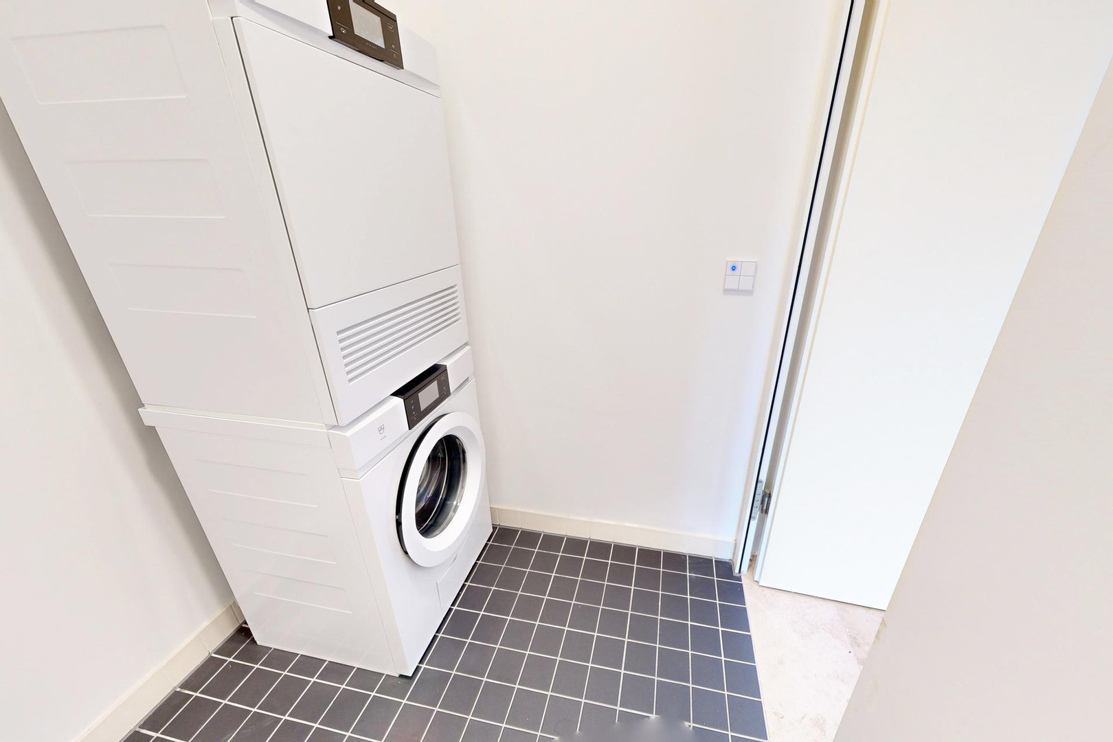 Hauswirtschaftsraum mit Waschmaschine und Trockner