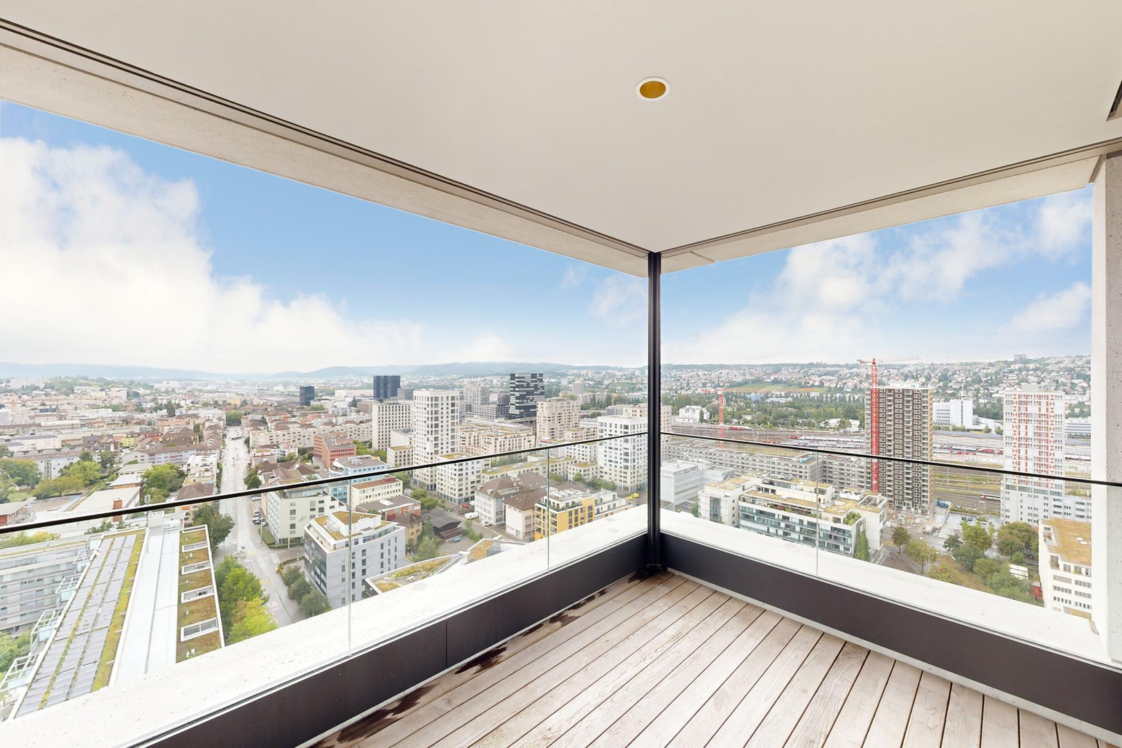 Hochhaus-Balkon mit Stadtblick