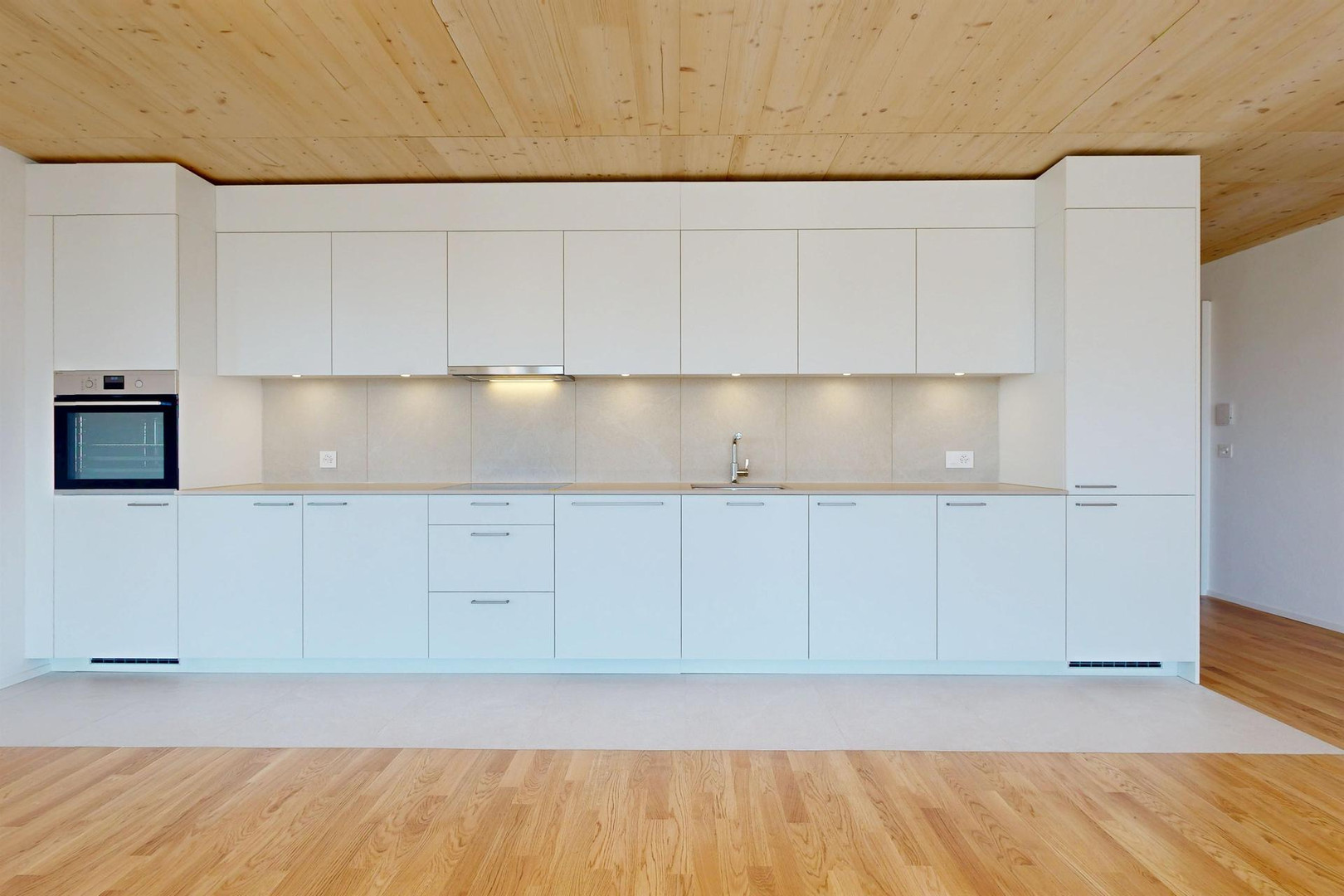 Moderne Wohnküche mit Holzdecke