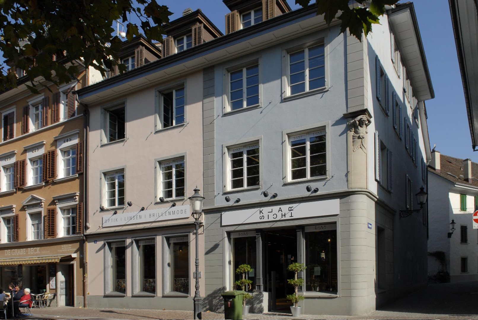 Historische Altbaufassade mit Gewerbe im Erdgeschoss