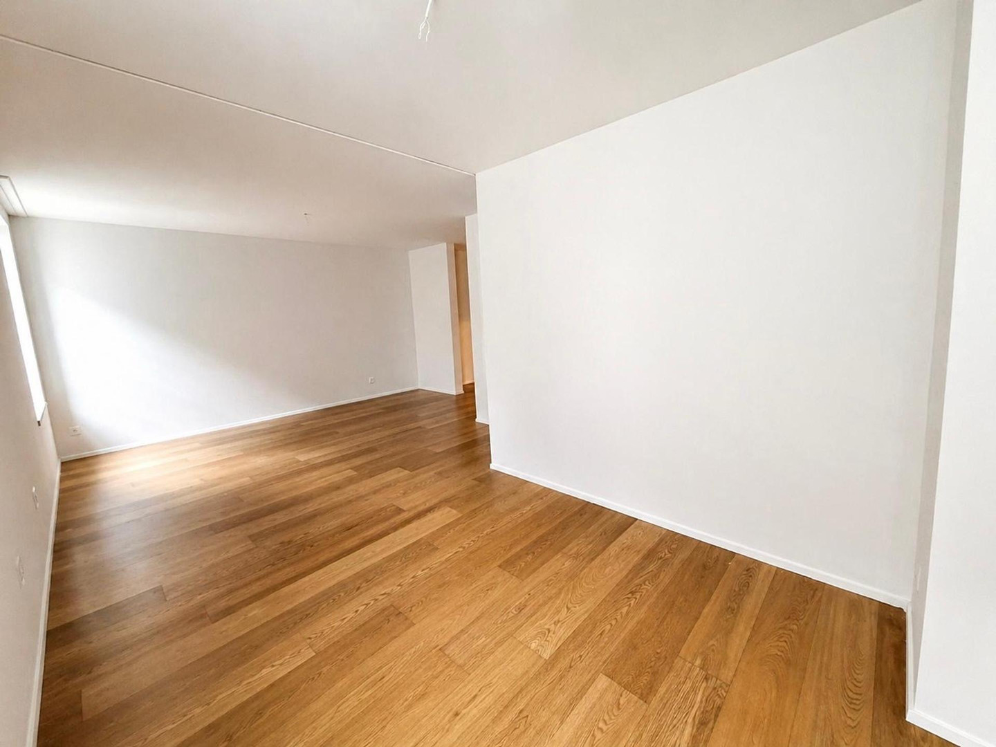 Leerer Wohnraum mit Holzfußboden