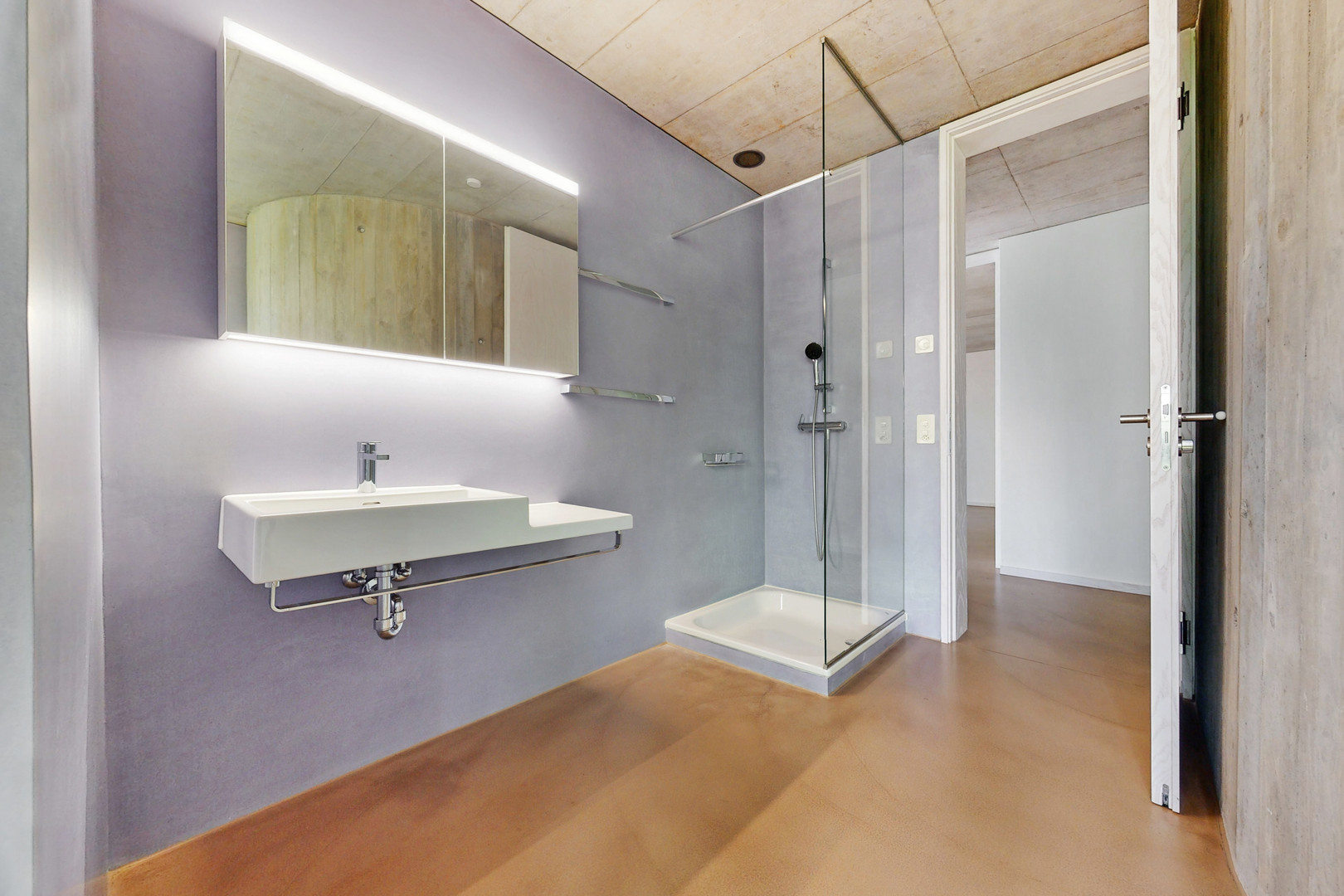 Modernes Badezimmer mit bodengleicher Dusche und Wandwaschbecken