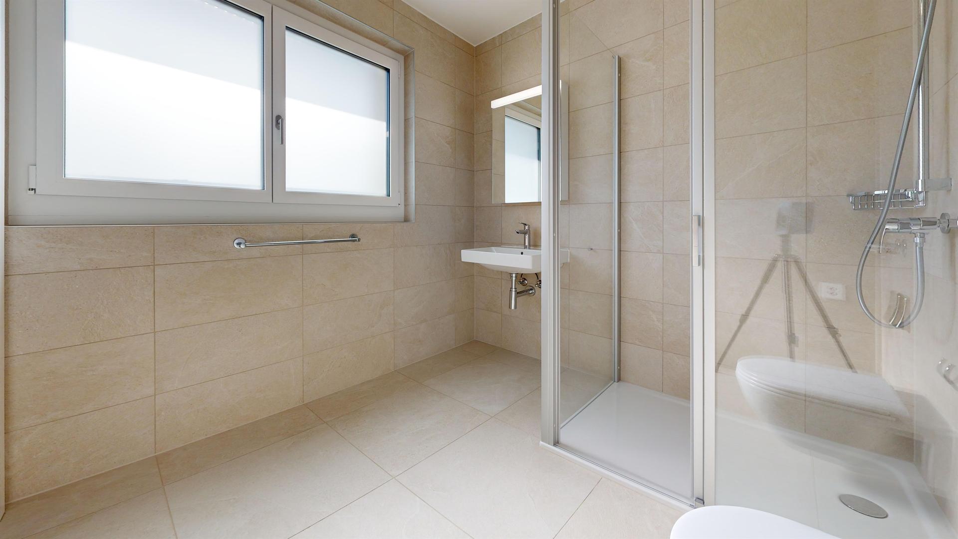 Helles modernes Badezimmer mit begehbarer Dusche