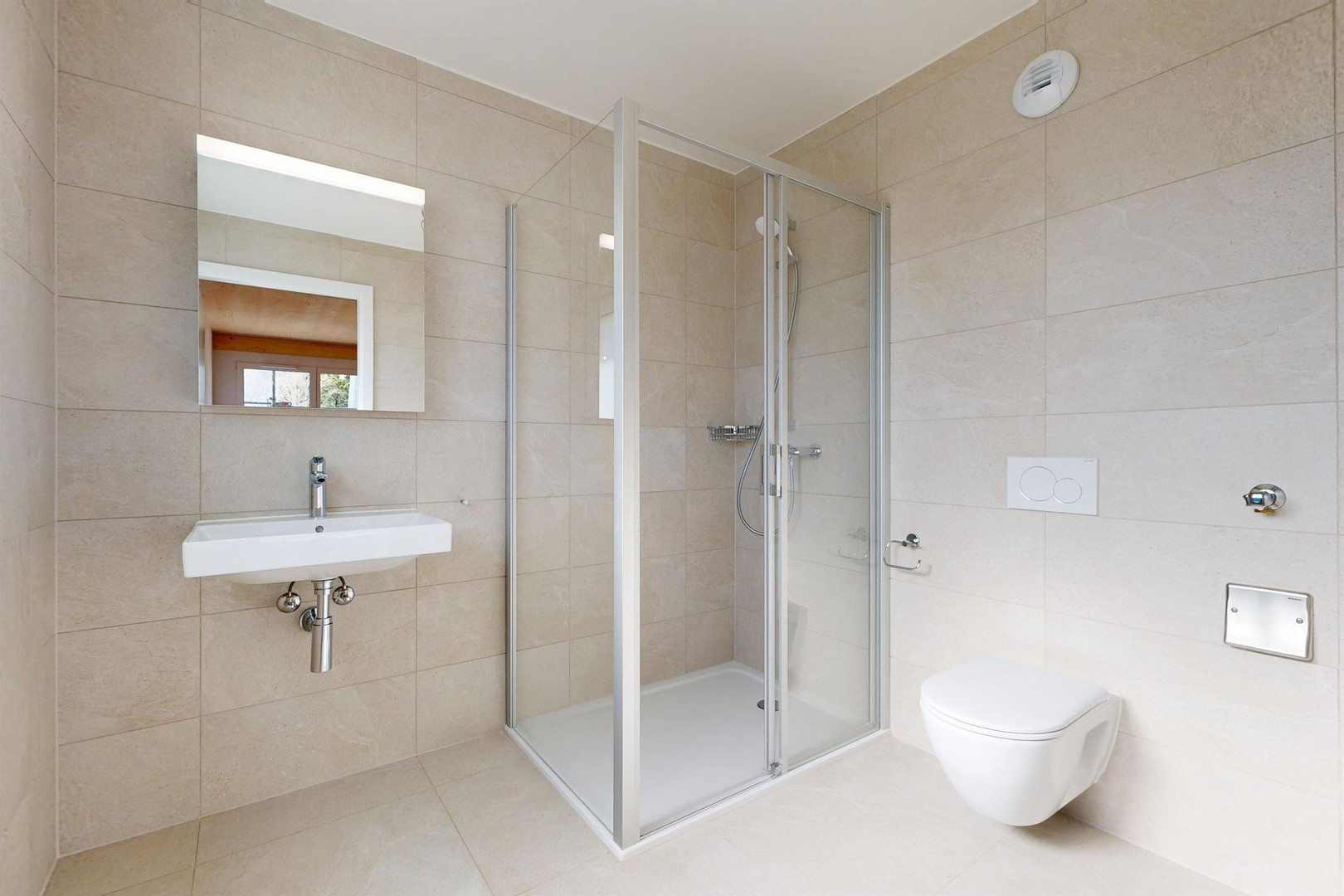Modernes Badezimmer mit Dusche und wandhängendem WC
