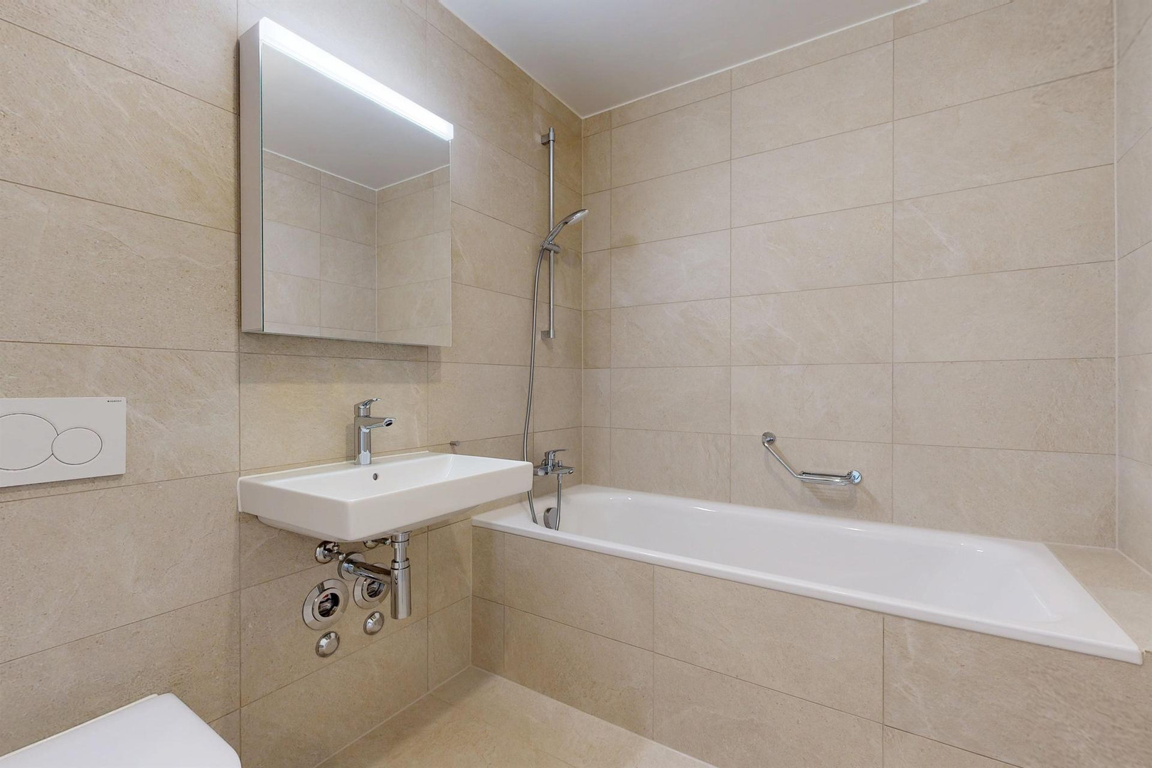 Modernes Badezimmer mit Badewanne und Waschtisch