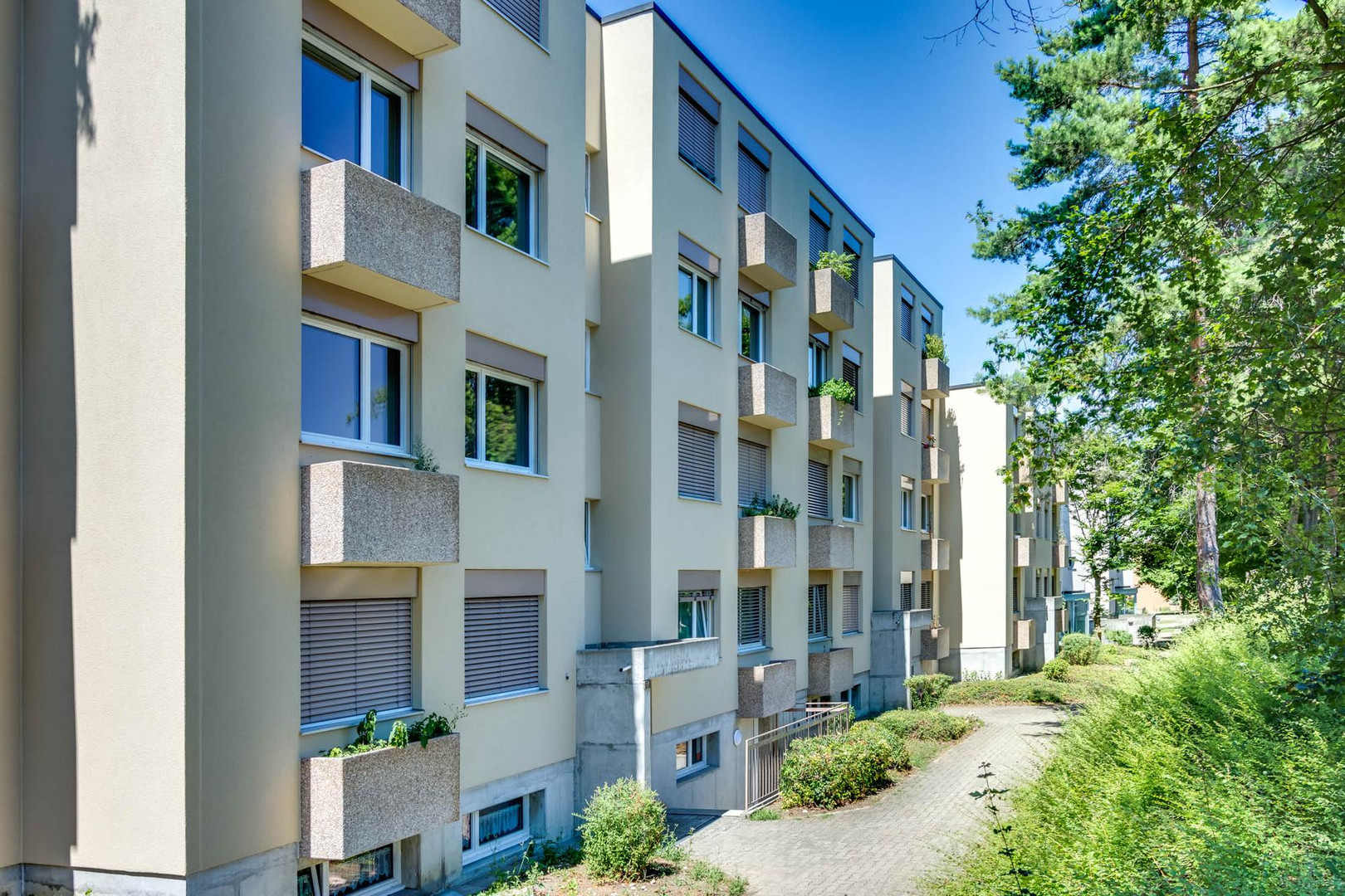 Mehrfamilienhaus mit Balkonen im Grünen