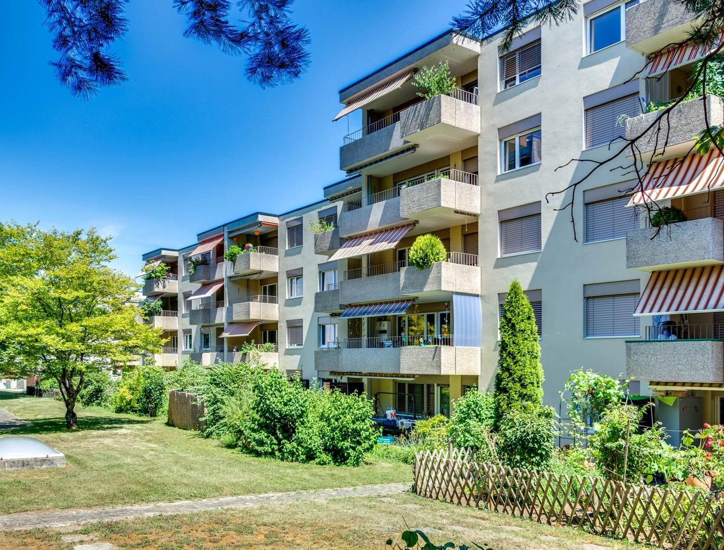 Mehrfamilienhaus mit Balkonen und Garten