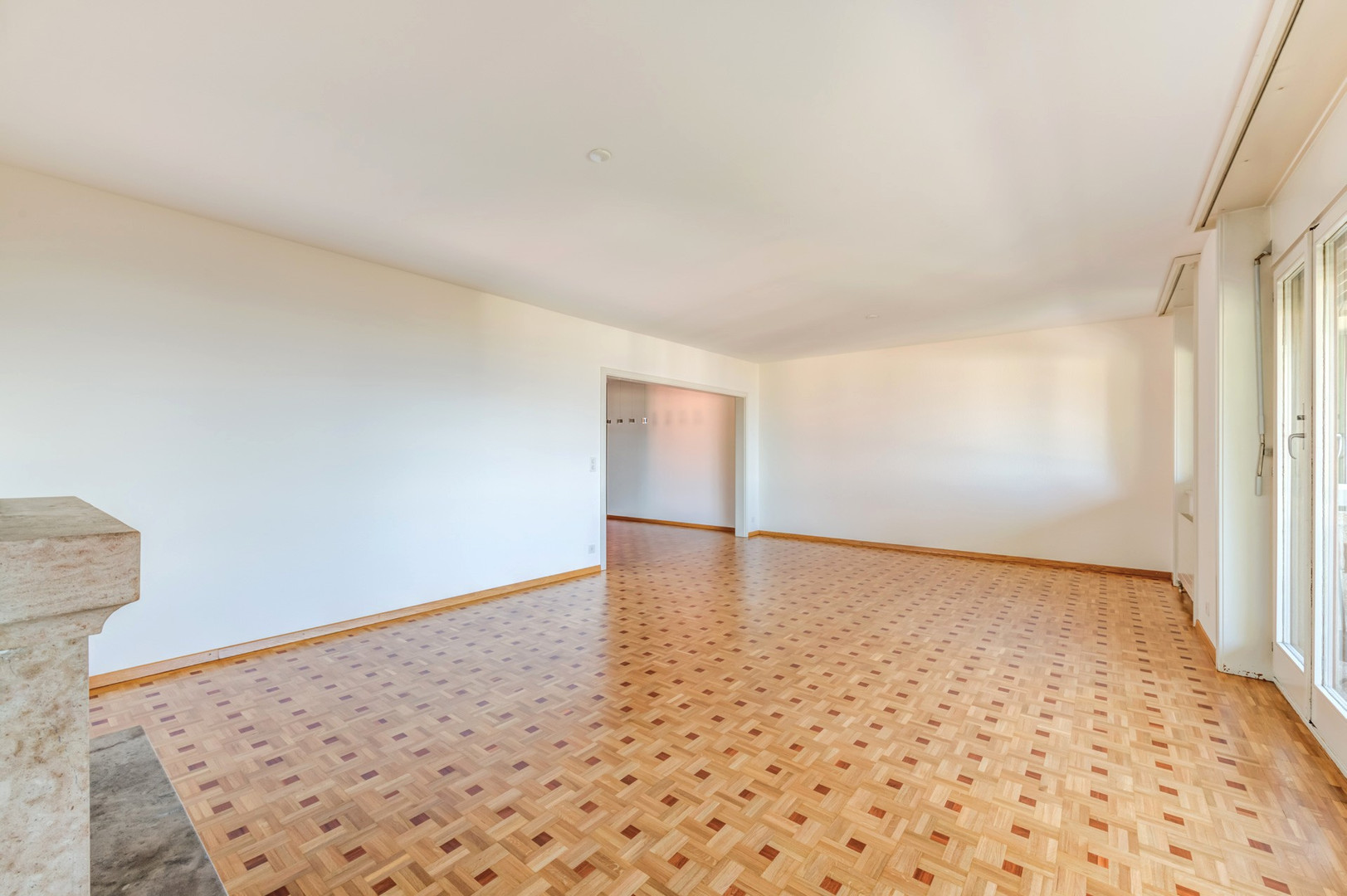 Leerer Wohnraum mit Parkettboden