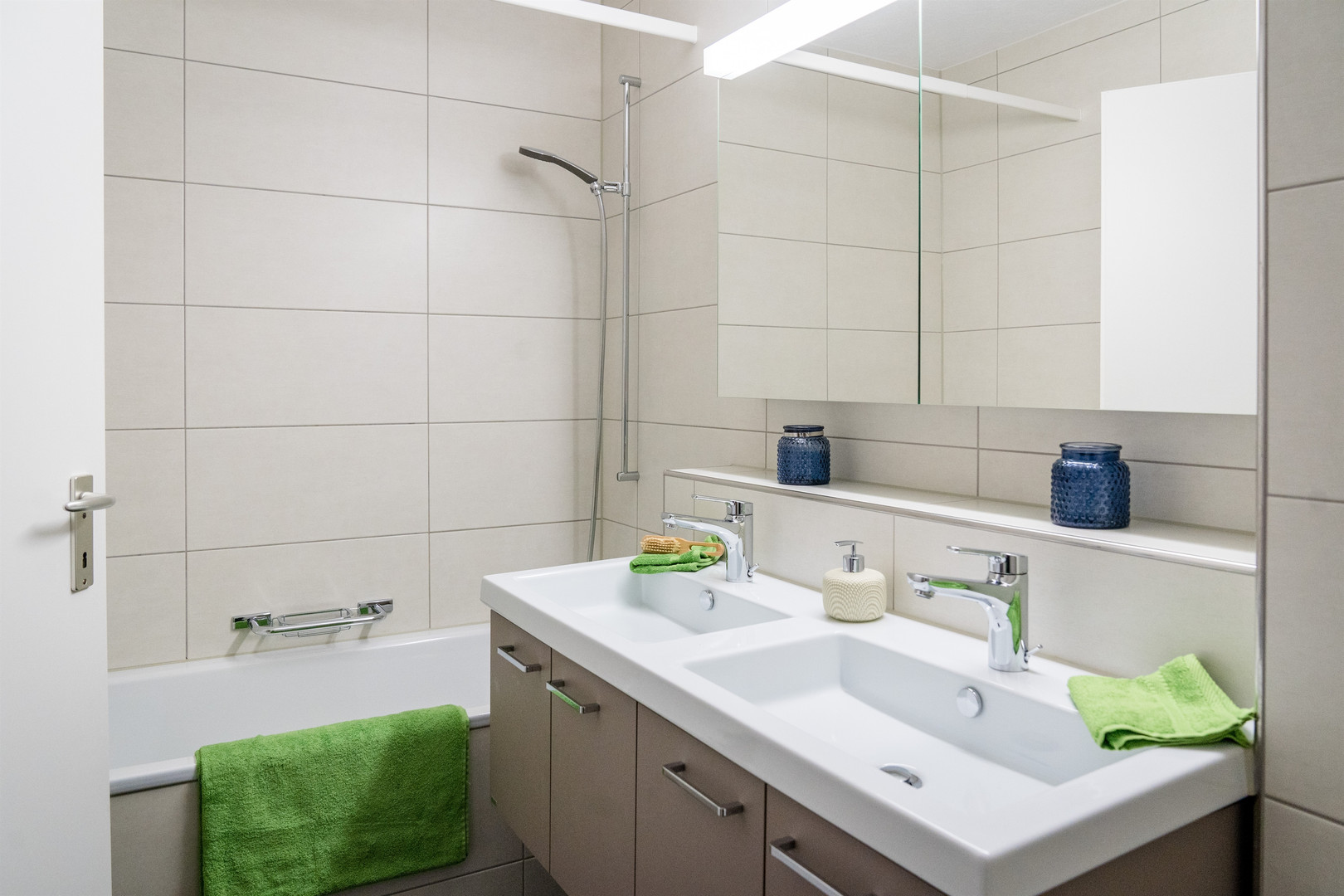 Modernes Badezimmer mit Doppelwaschtisch und Badewanne