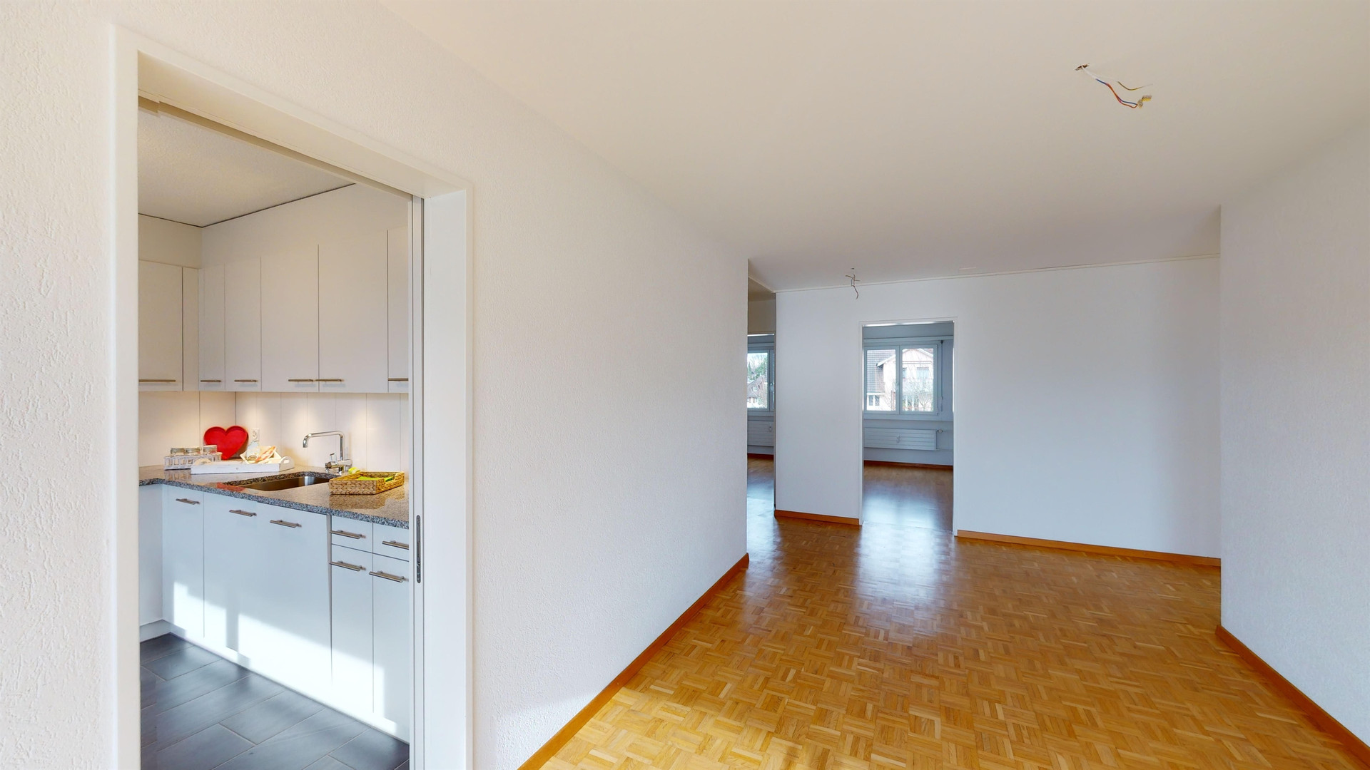 Helle Wohnung mit offener Verbindung zu einer kleinen Küche