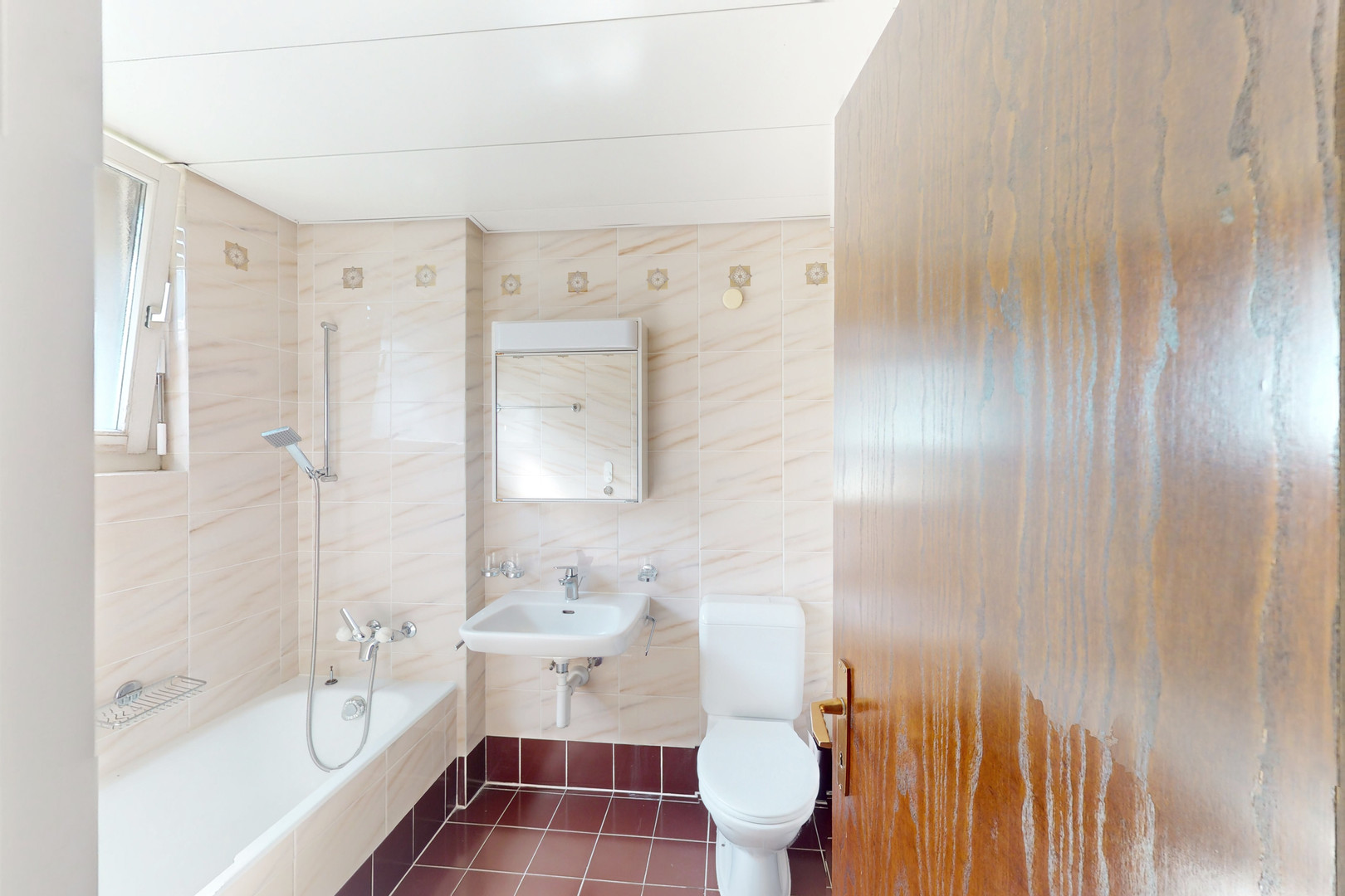 Kompaktes Badezimmer mit Badewanne, Waschbecken und WC