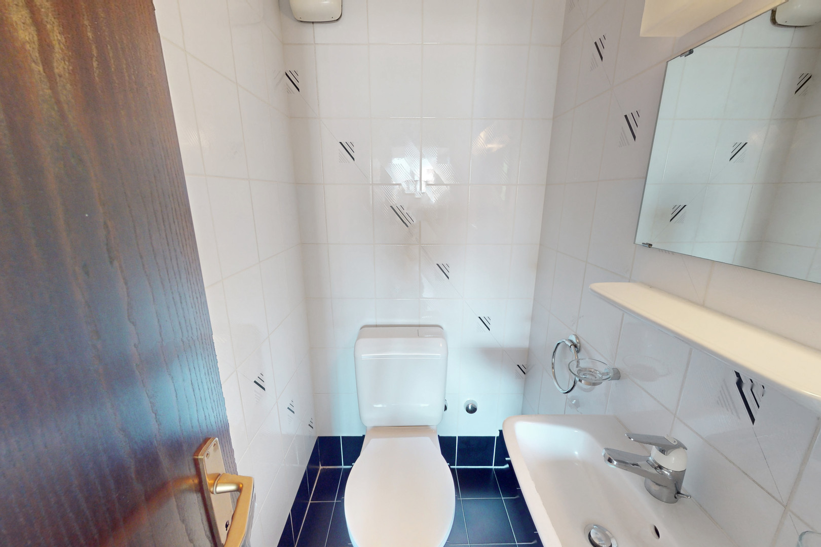 Kleines WC mit Wandtoilette und Handwaschbecken