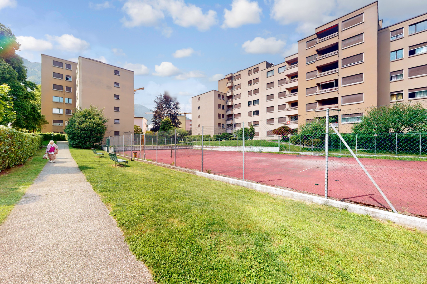 Wohnanlage mit Innenhof und Sportplatz