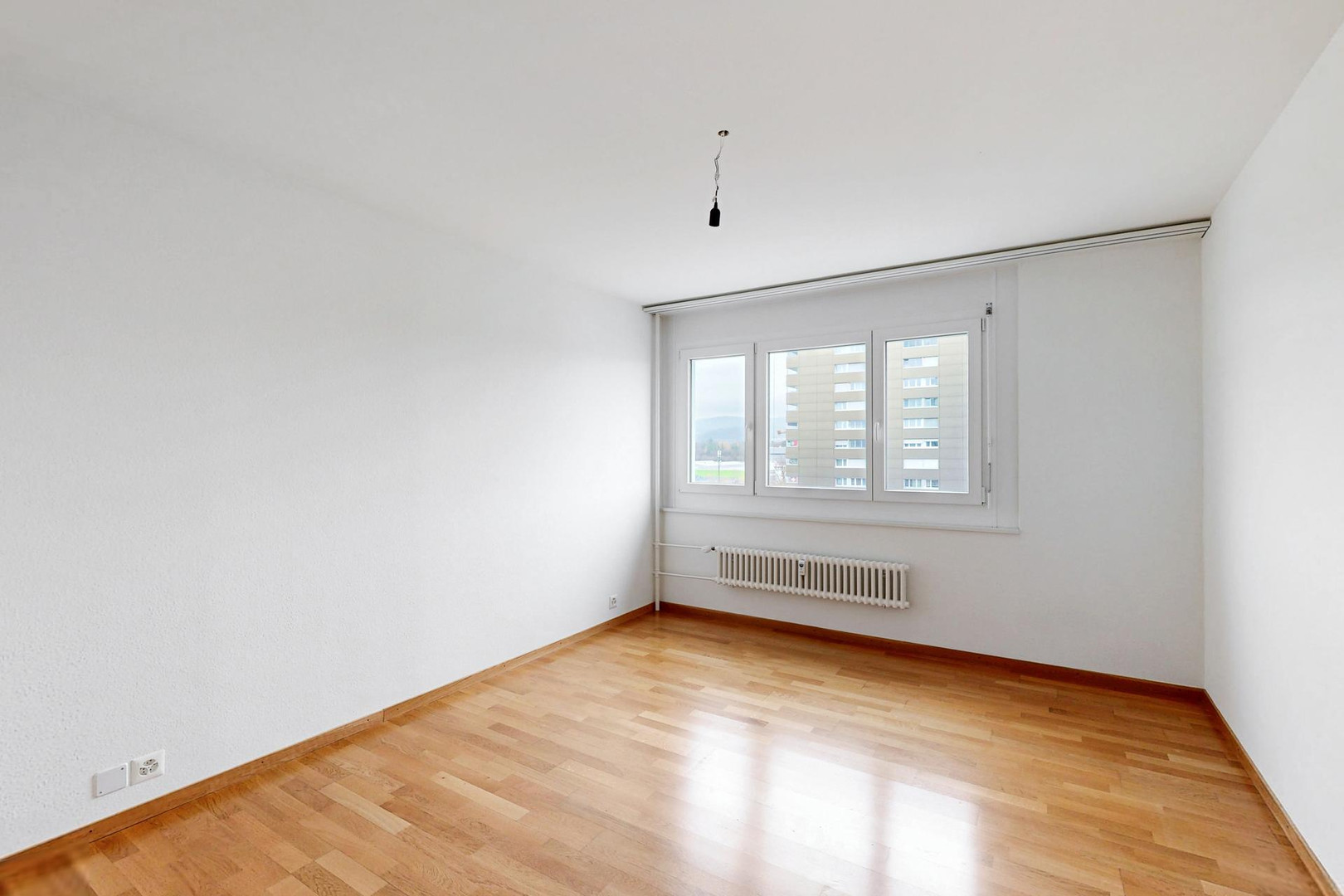 Leerer Wohnraum mit Fensterfront