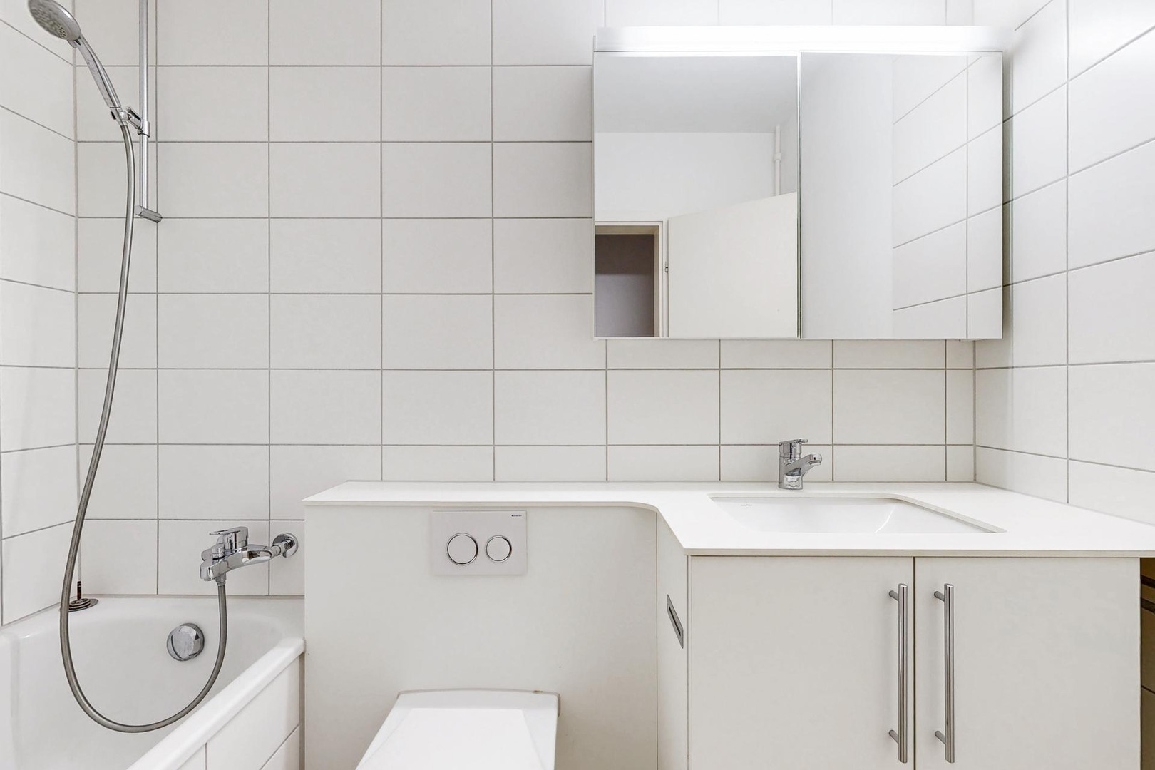 Modernes Badezimmer mit Badewanne und Waschtisch