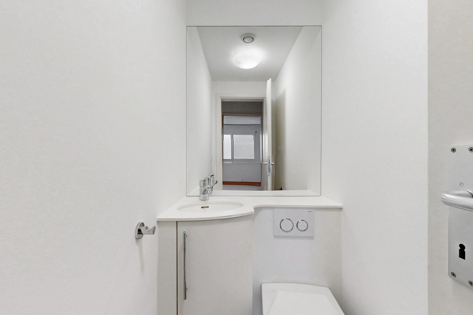 Gäste-WC mit Spiegel und Unterputzspülung