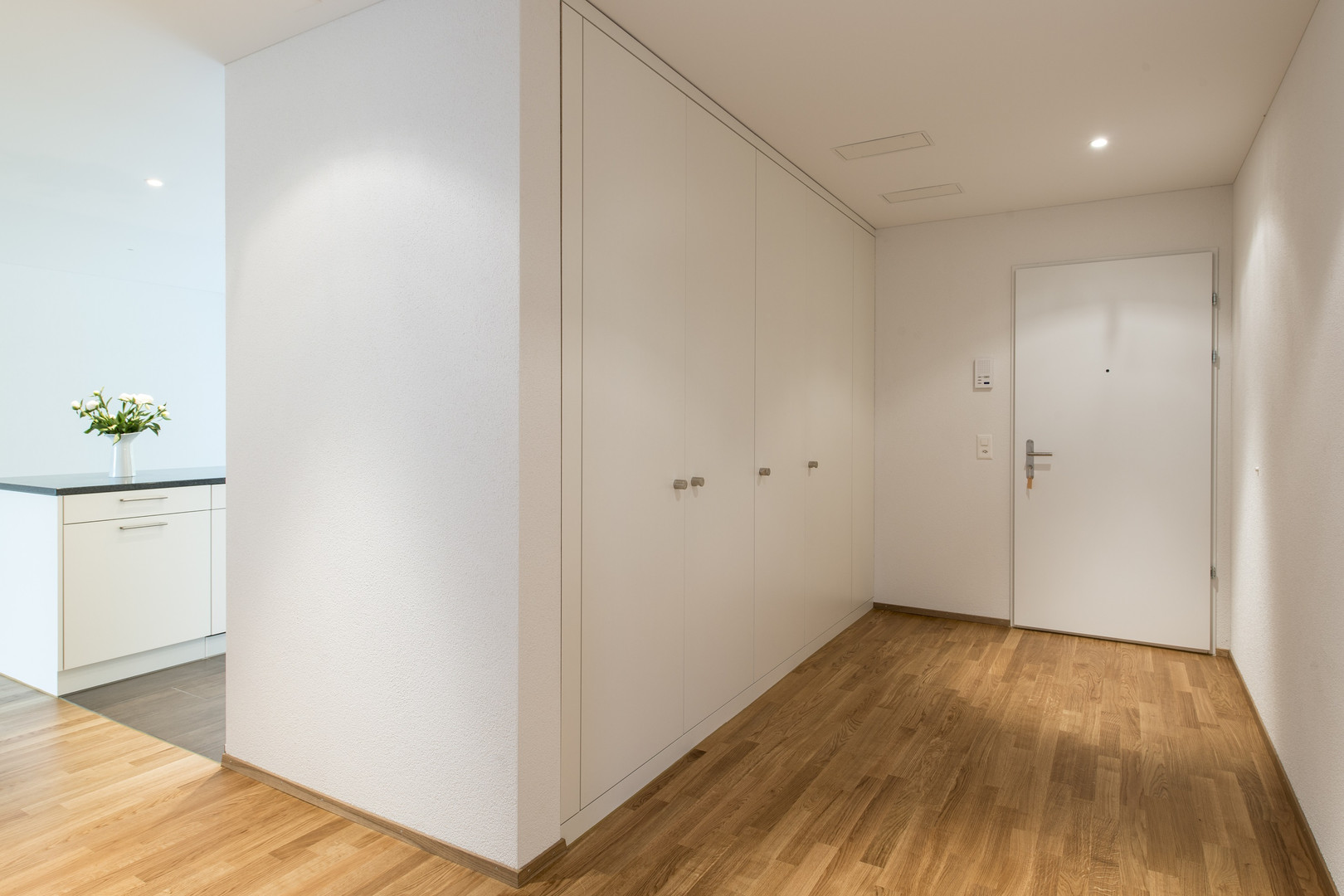 Heller Eingangsflur mit Einbauschrank