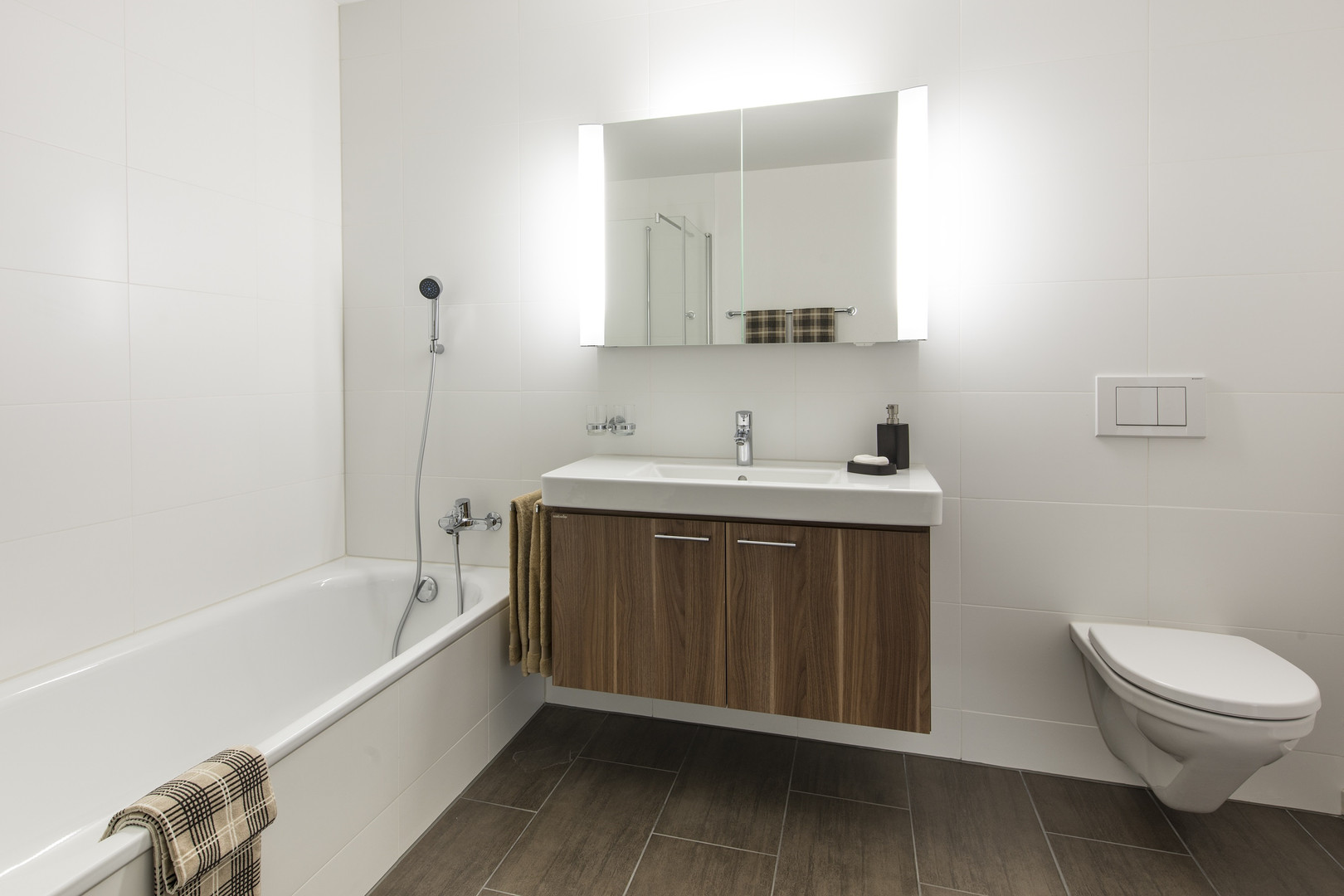 Modernes Bad mit Wanne, Waschtisch und wandhängendem WC