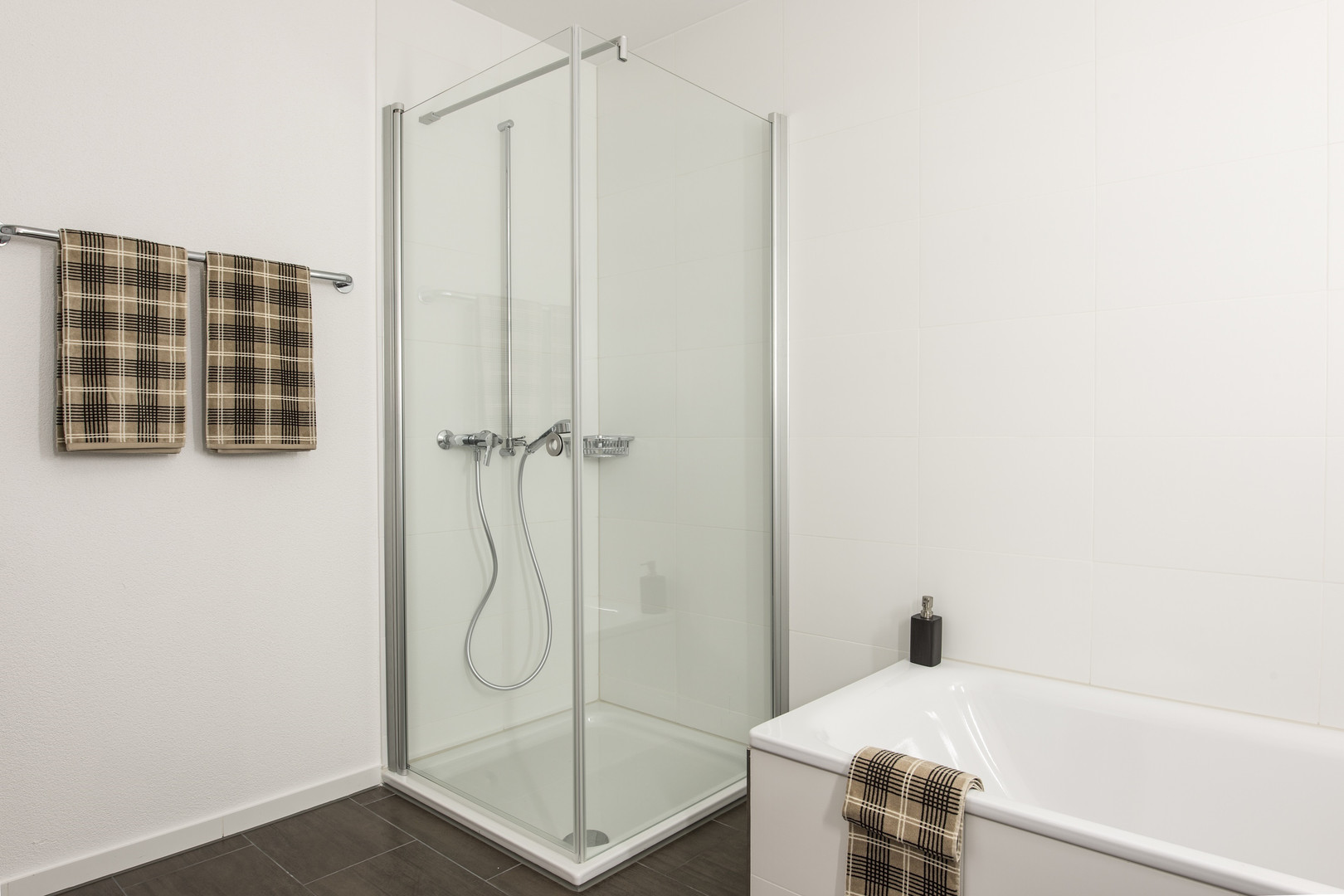 Modernes Badezimmer mit Dusche und Wanne
