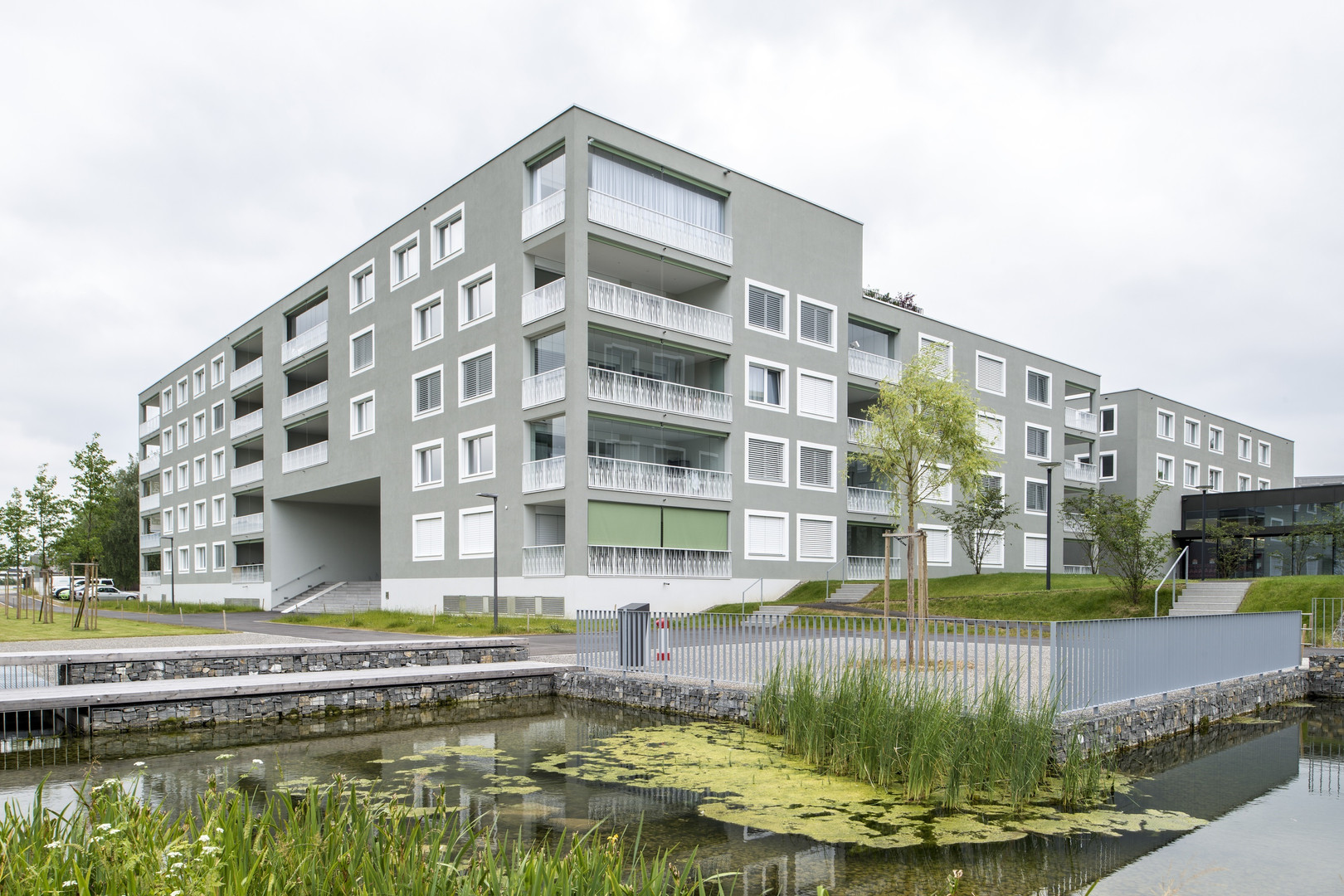 Modernes Wohngebäude am Wasser